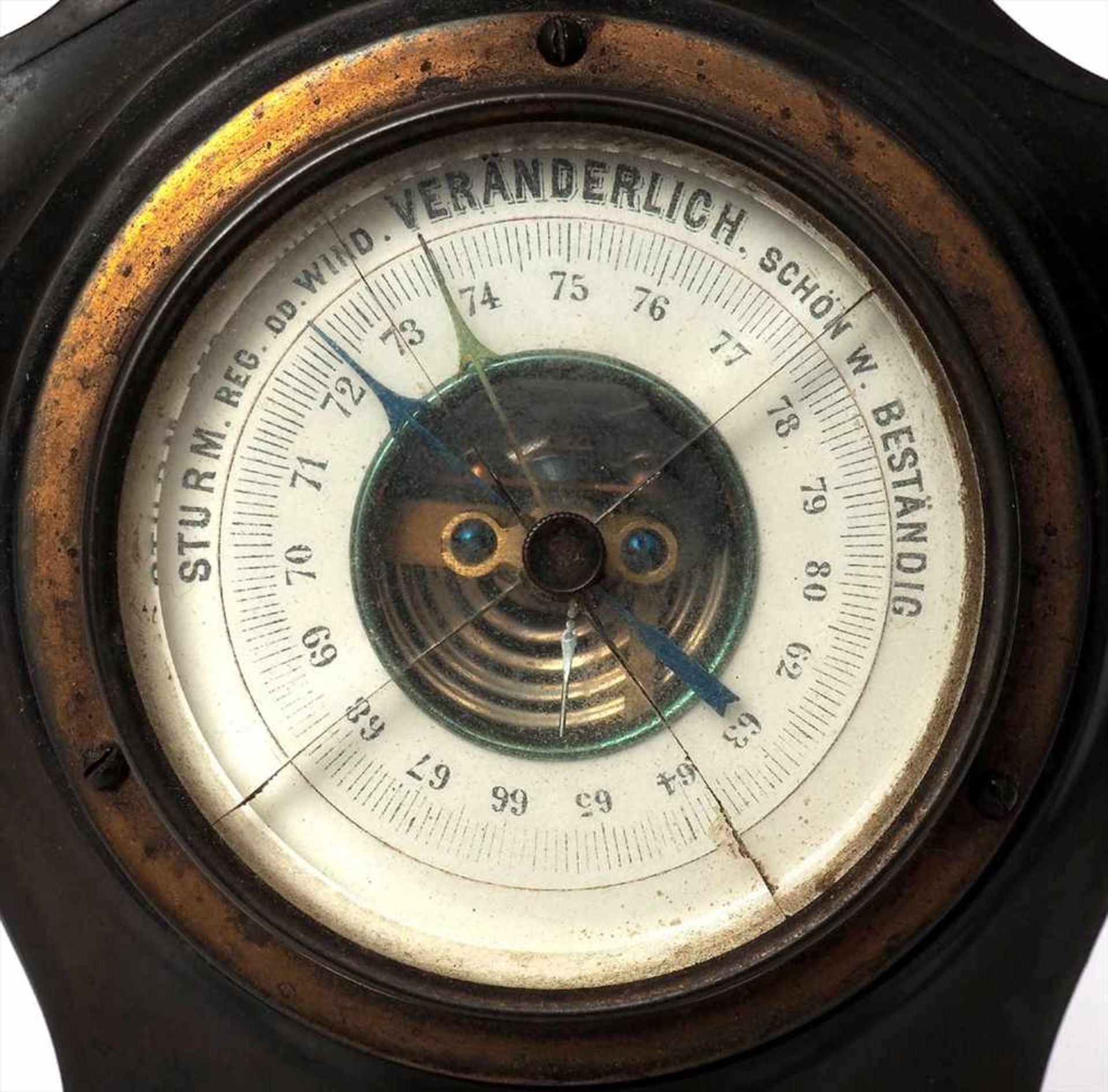 Wetterstation, JugendstilDurchbrochen gearbeitetes Metallgehäuse mit Standbügel, darin Barometer und - Bild 2 aus 3
