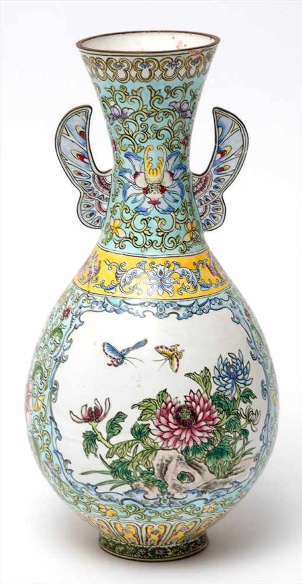 Balustervase, ChinaMessing. Auf Vorder- und Rückseite in polychromer Emailmalerei blühende Büsche,