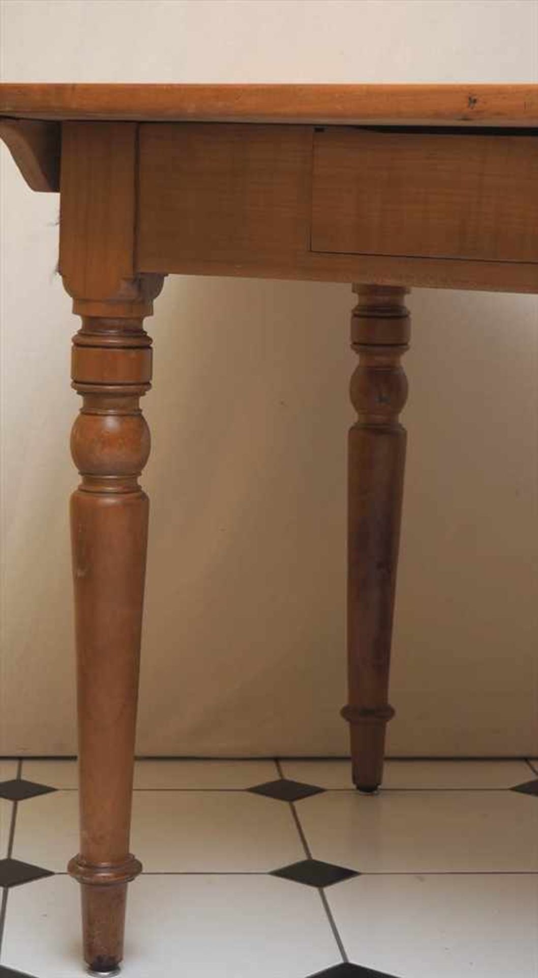 Esstisch, um 1900Auf vier gedrechselten Füßen zweischübige Zarge. Überkragende Deckplatte. - Bild 5 aus 8