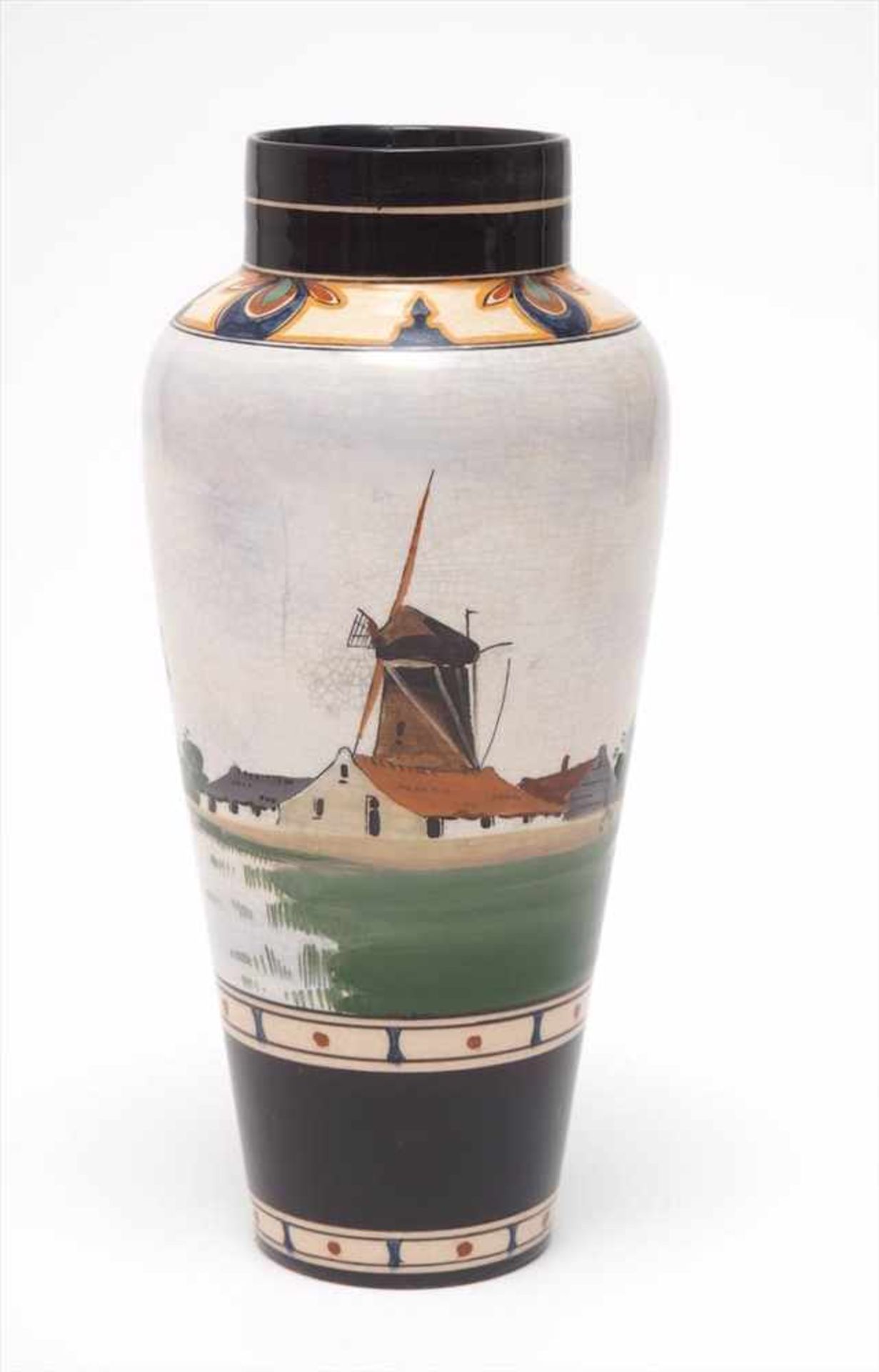 Vase, GoudaSchlanker, tropfenförmiger Korpus mit kurzem Stegrand. Umlaufender, polychrom gemalter