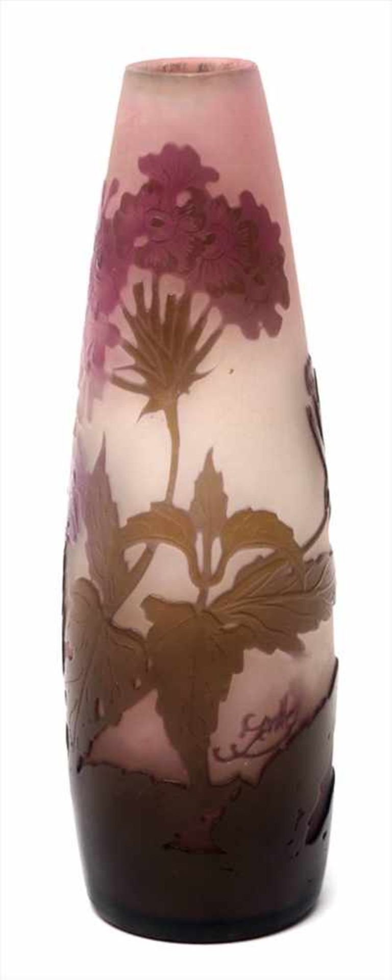 Vase, GalléTropfenförmiger Korpus. Von Weiß nach Mattrot verlaufendes Glas. Grün-roter Überfang