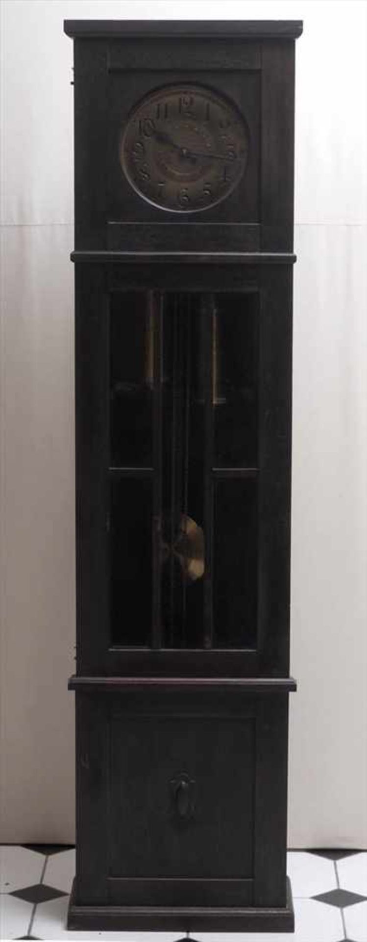 StanduhrHochrechteckiges, gegliedertes Gehäuse mit verglastem und versprosstem Pendelfach. Rundes - Image 2 of 5