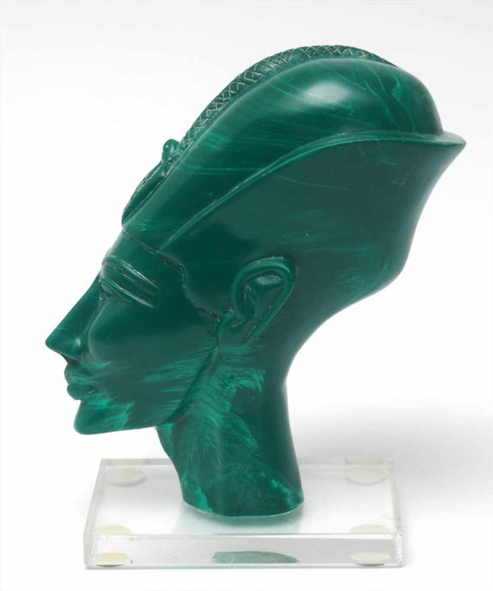 MuseumsreplikPortraitkopf des Pharaos Echnaton. Auf Acrylglassockel. H.24cm. - Image 2 of 3