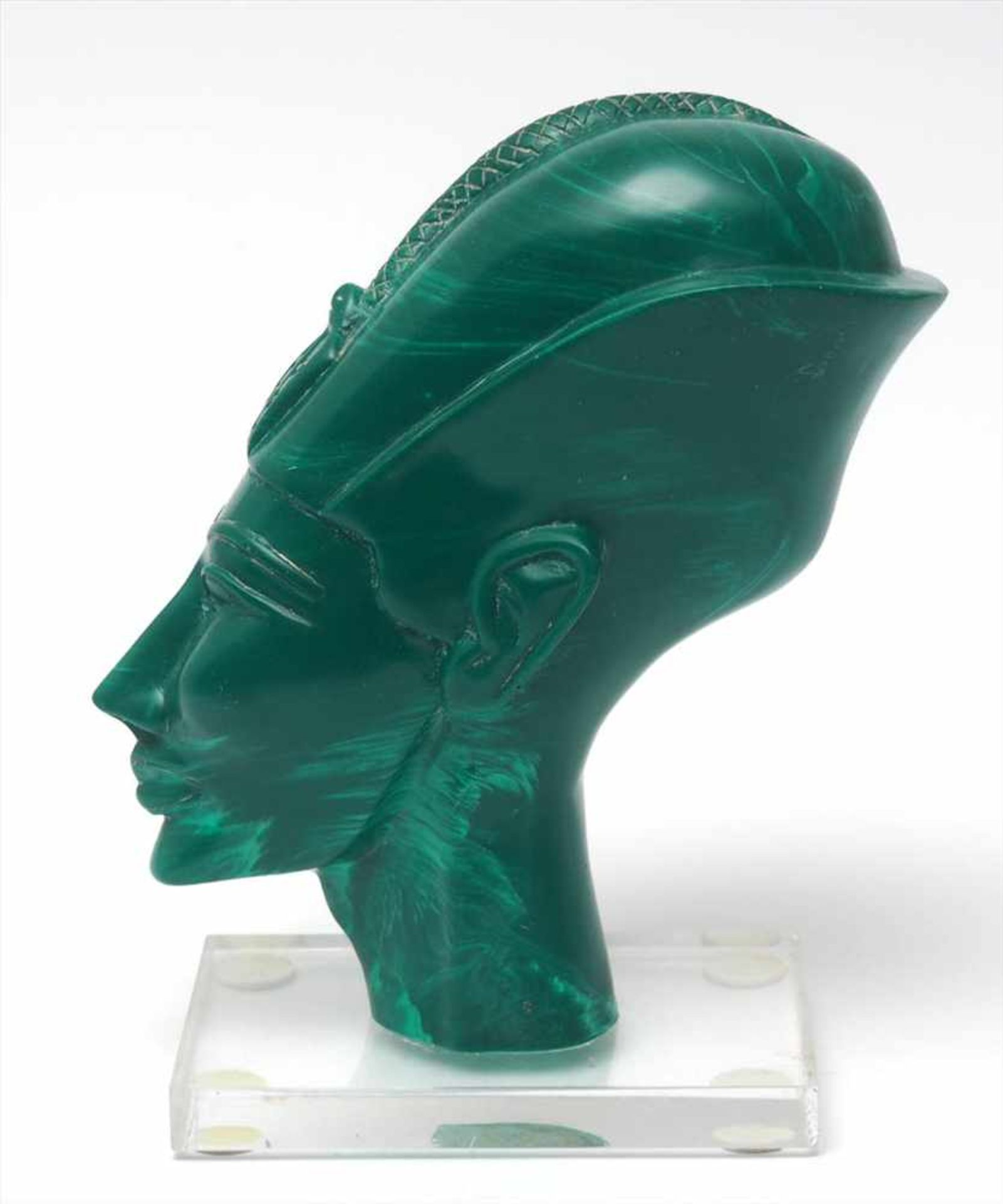 MuseumsreplikPortraitkopf des Pharaos Echnaton. Auf Acrylglassockel. H.24cm. - Bild 2 aus 3