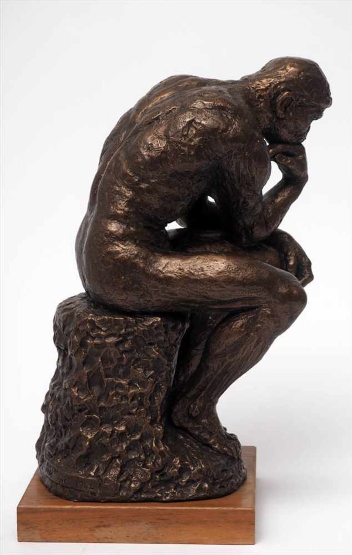 Museumsreplik"Der Denker" nach Rodin. Gips, bronziert, auf Holzsockel. H.40cm. - Bild 3 aus 6