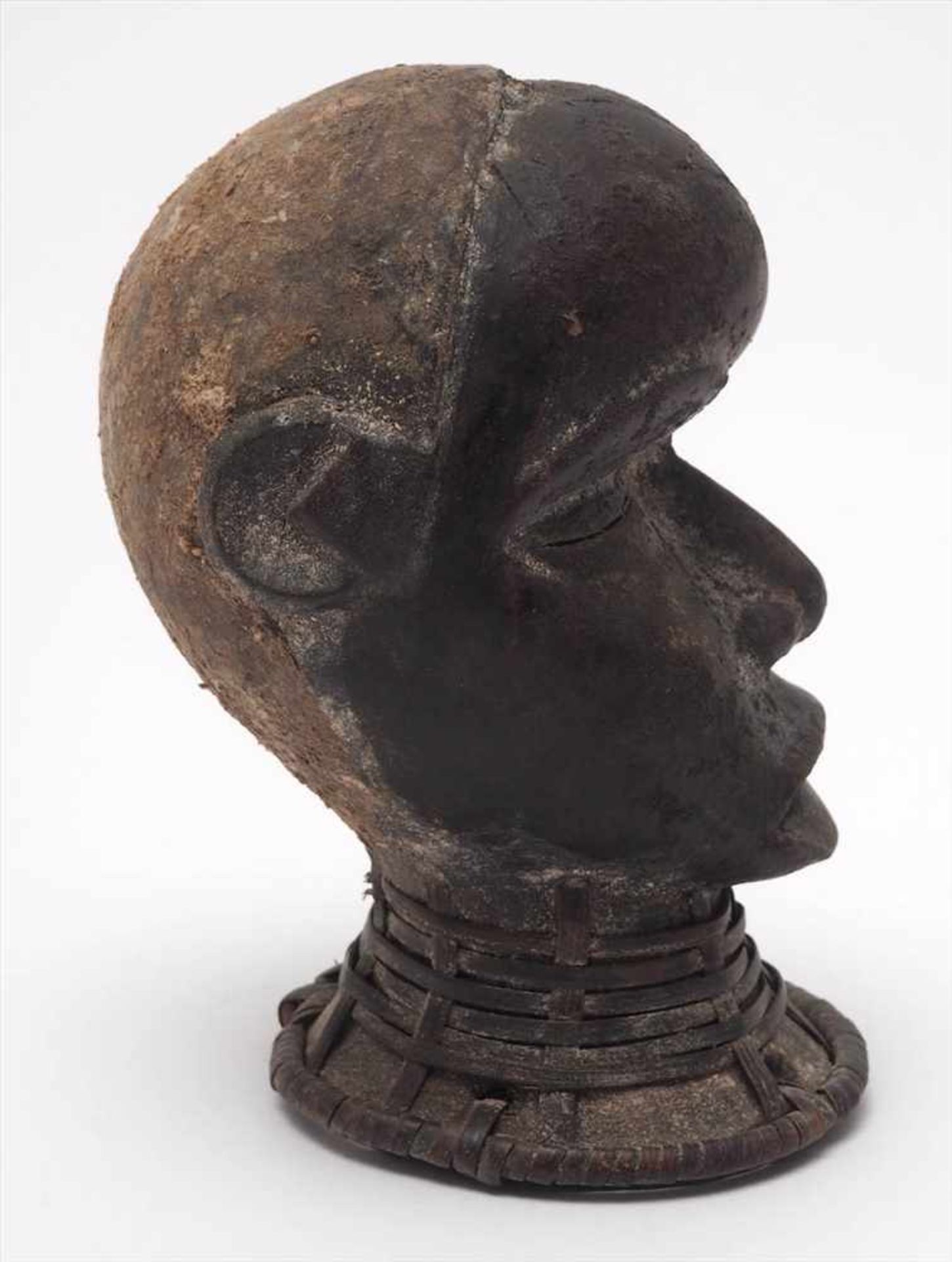 Tanzaufsatz, Ekoi, NigeriaIn Form eines plastisch gearbeiteten Männerkopfes. Holz, geschnitzt, mit - Image 4 of 5