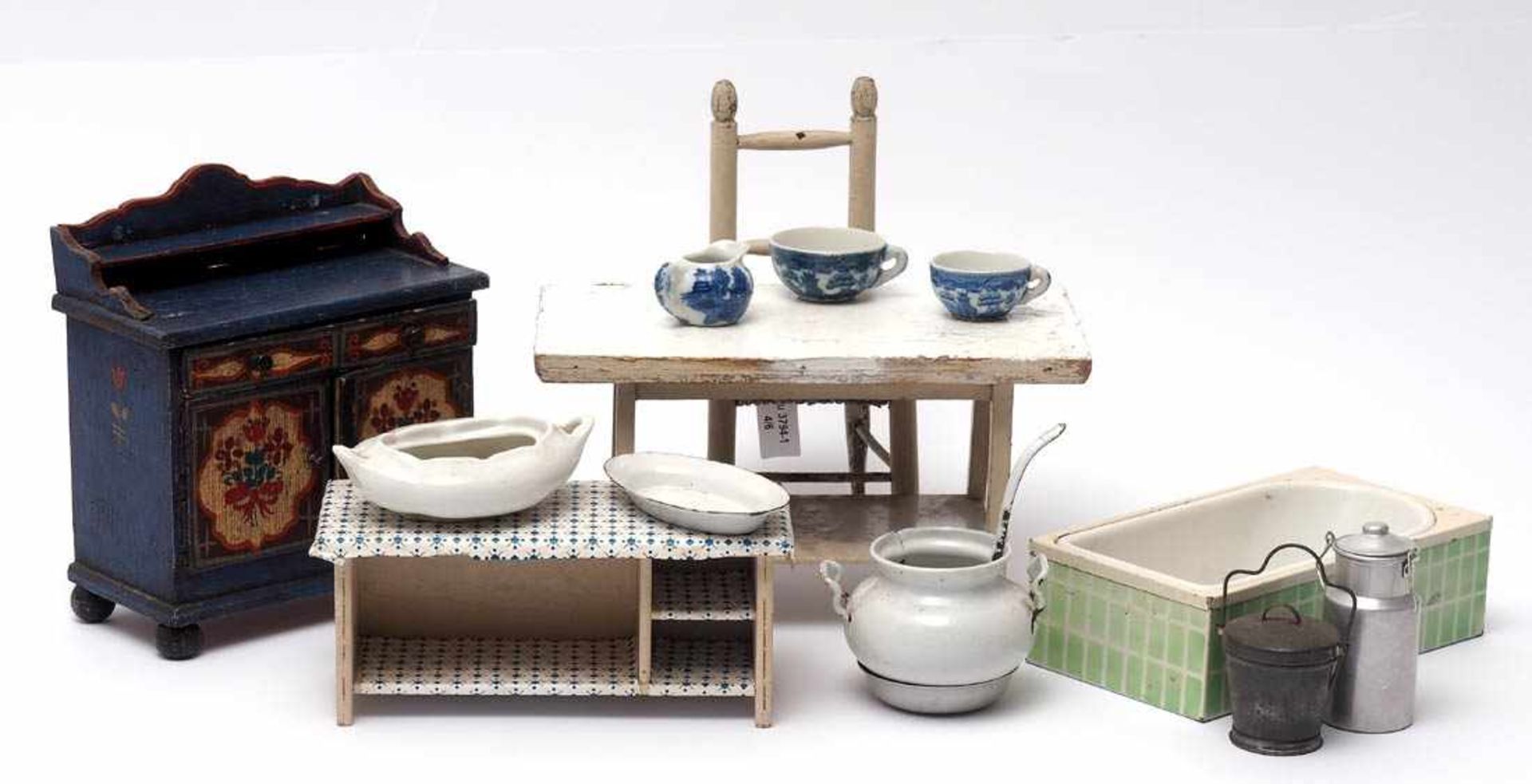 Puppenstubeneinrichtung, 20er JahreWaschkommode, Küchentisch, Arbeitstisch mit Ablagefächern aus
