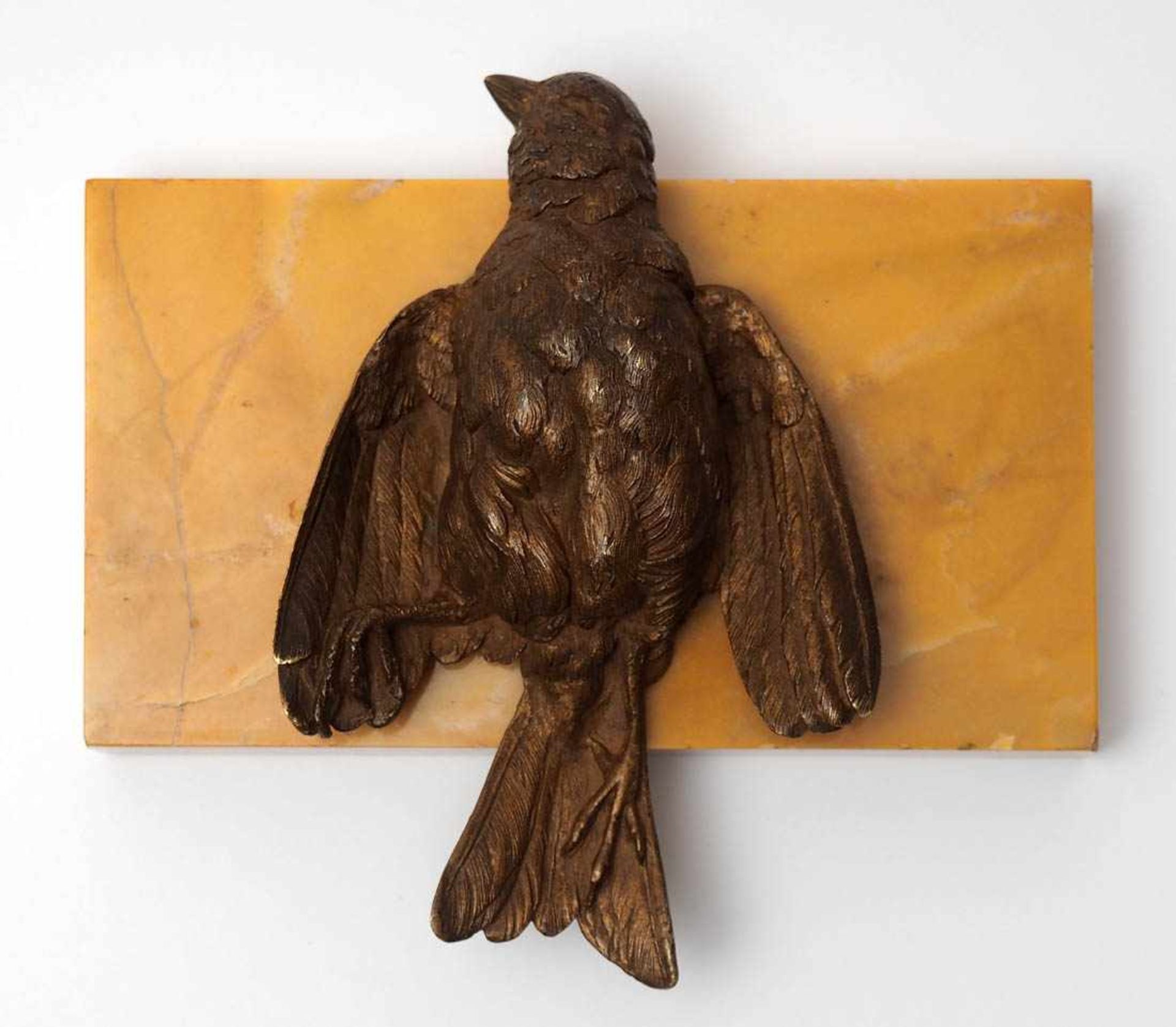 Moigniez, Jules, 1835 - 1894Auf gelbem Marmorsockel ein toter Vogel, auf dem Rücken liegend. Auf der