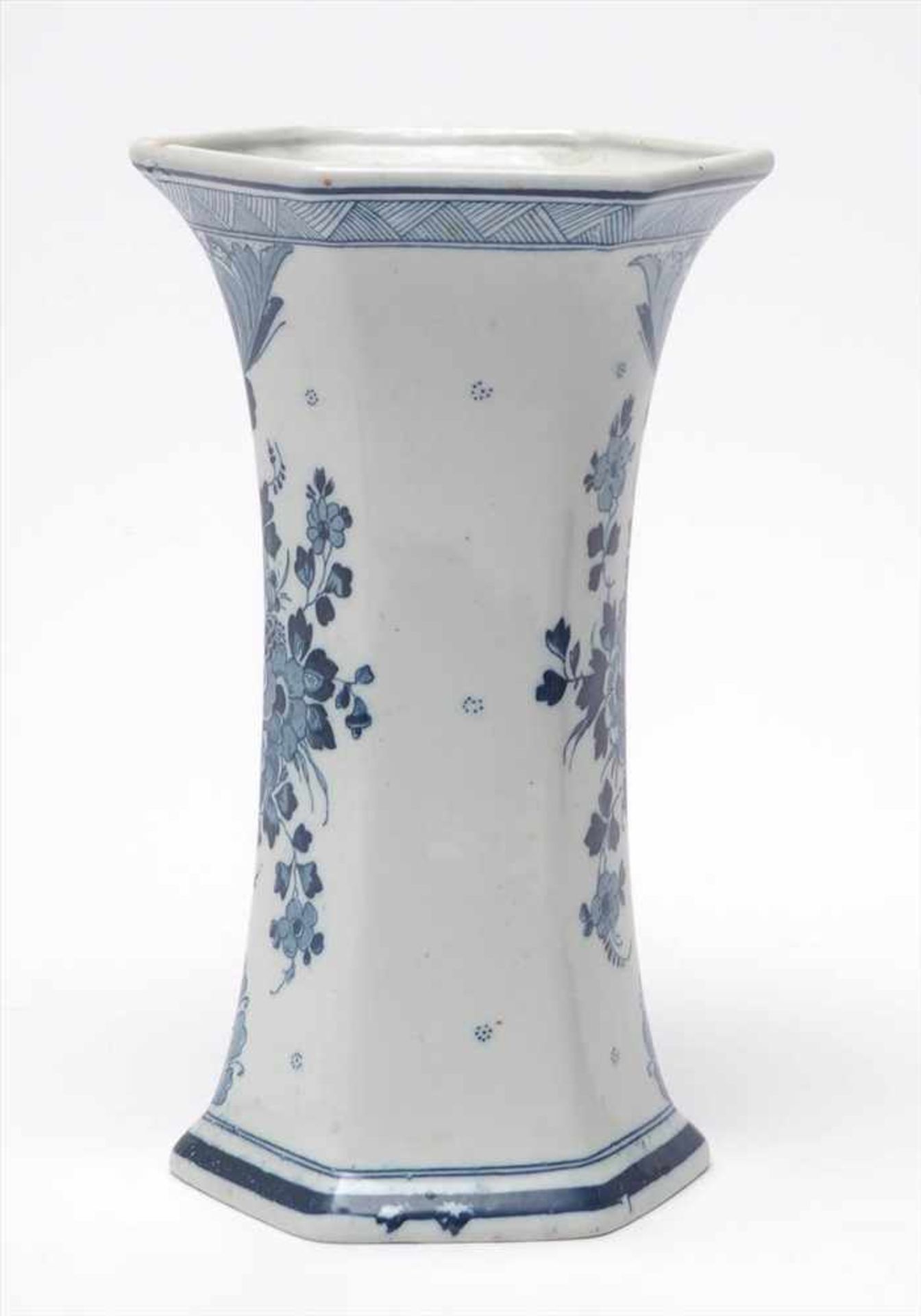 Vase, DelftSechskantige, konische Form. Auf der Wandung in unterglasurblauer Malerei Floraldekor - Image 4 of 6