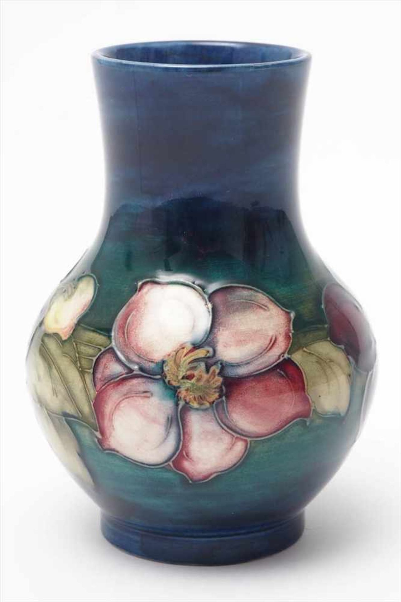 Balustervase, MoorcroftBauchiger Korpus mit reliefierten, polychrom ausglasierten Blüten über