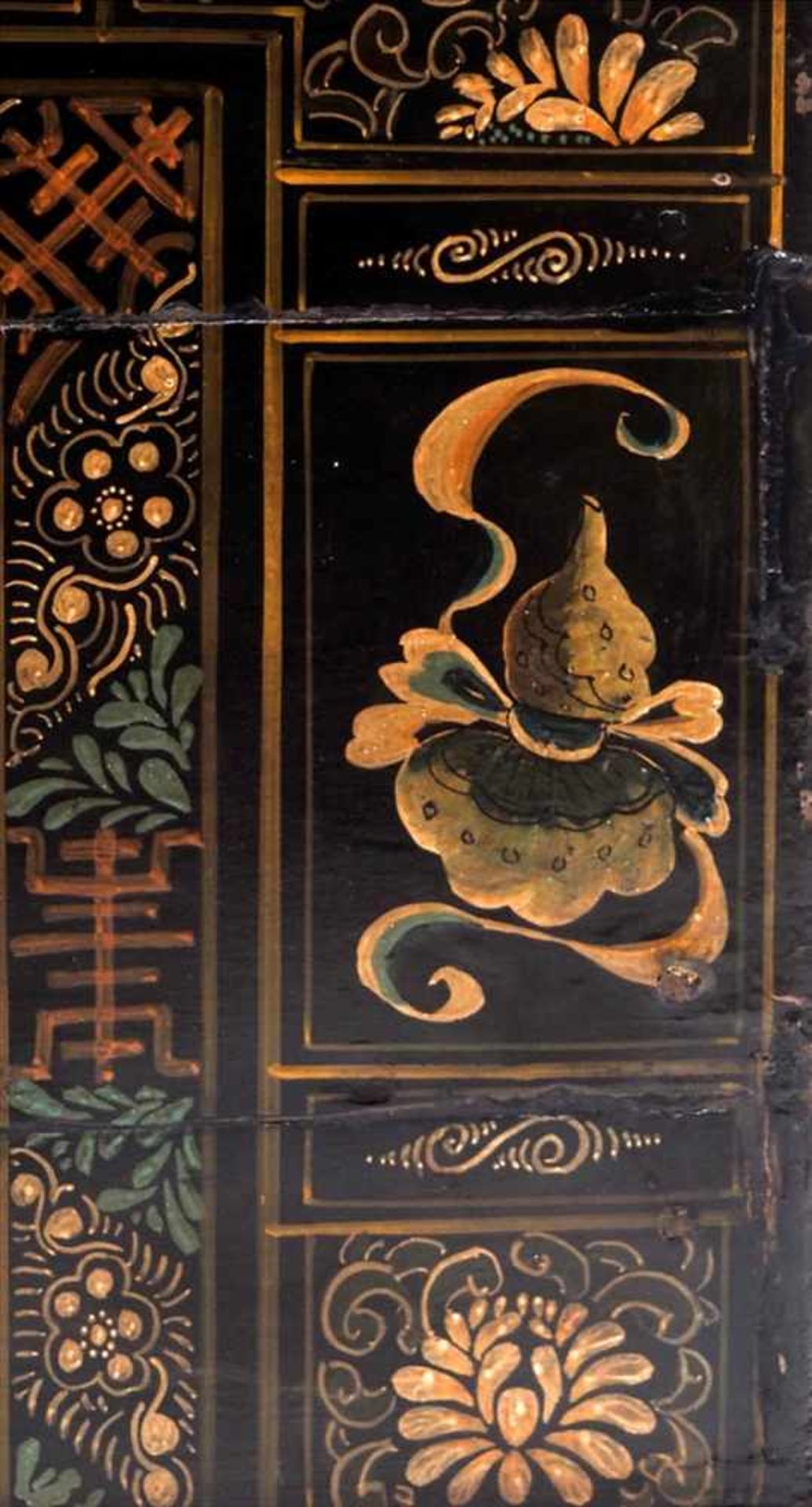 Truhe, China, wohl 18.Jhdt.Auf breitem Sockel rechteckiger Korpus mit offenliegendem - Bild 5 aus 10