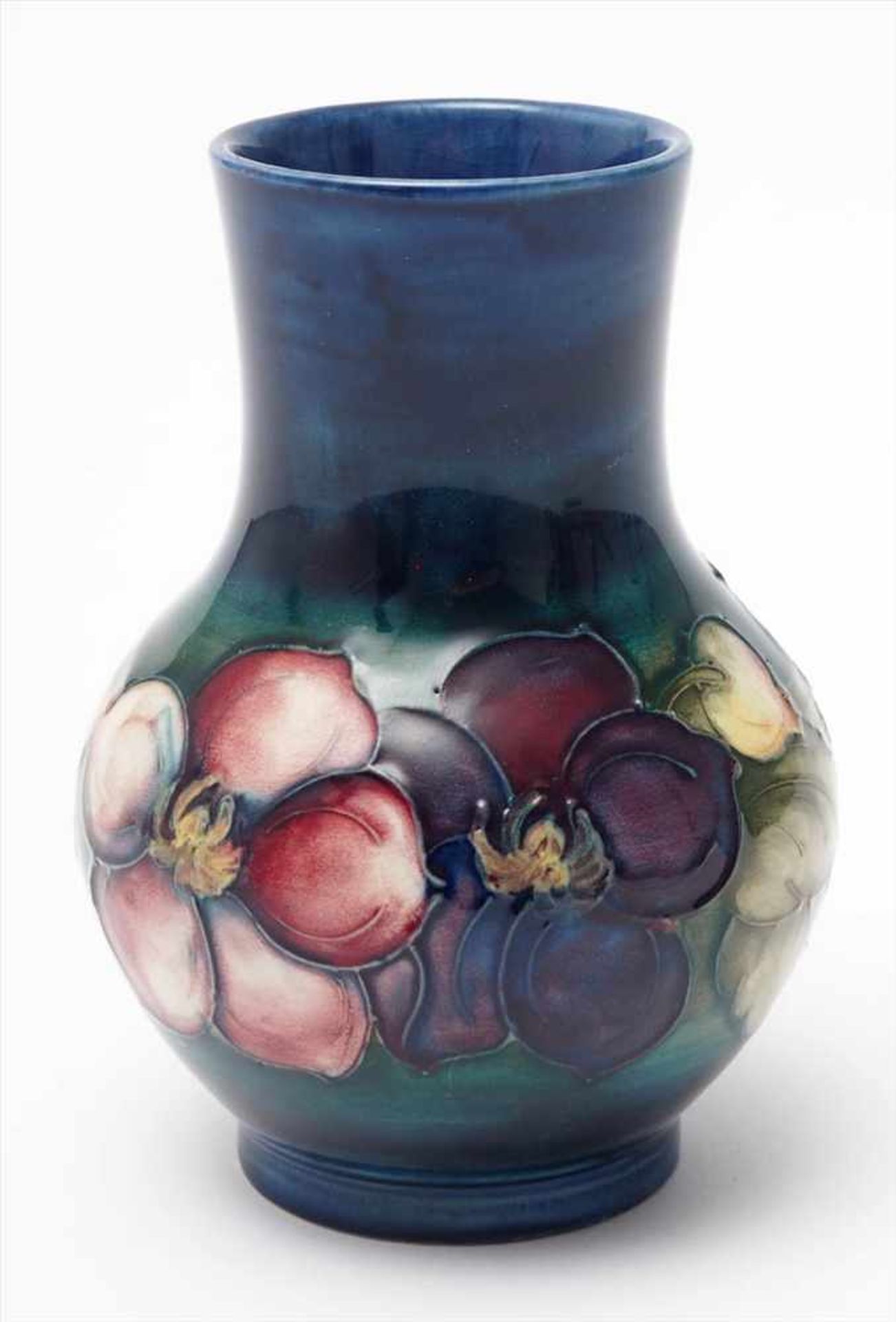 Balustervase, MoorcroftBauchiger Korpus mit reliefierten, polychrom ausglasierten Blüten über - Image 2 of 3