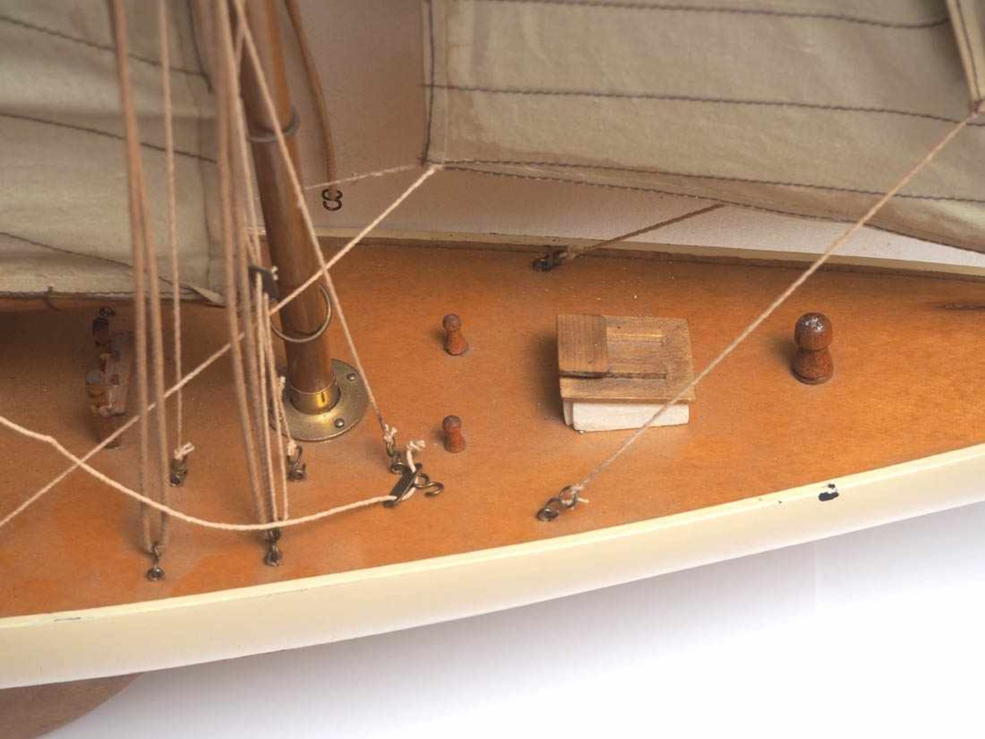 SchiffsmodellModell einer einmastigen Kielyacht. Holz und Leinen. L.112, H.115cm. - Bild 3 aus 4