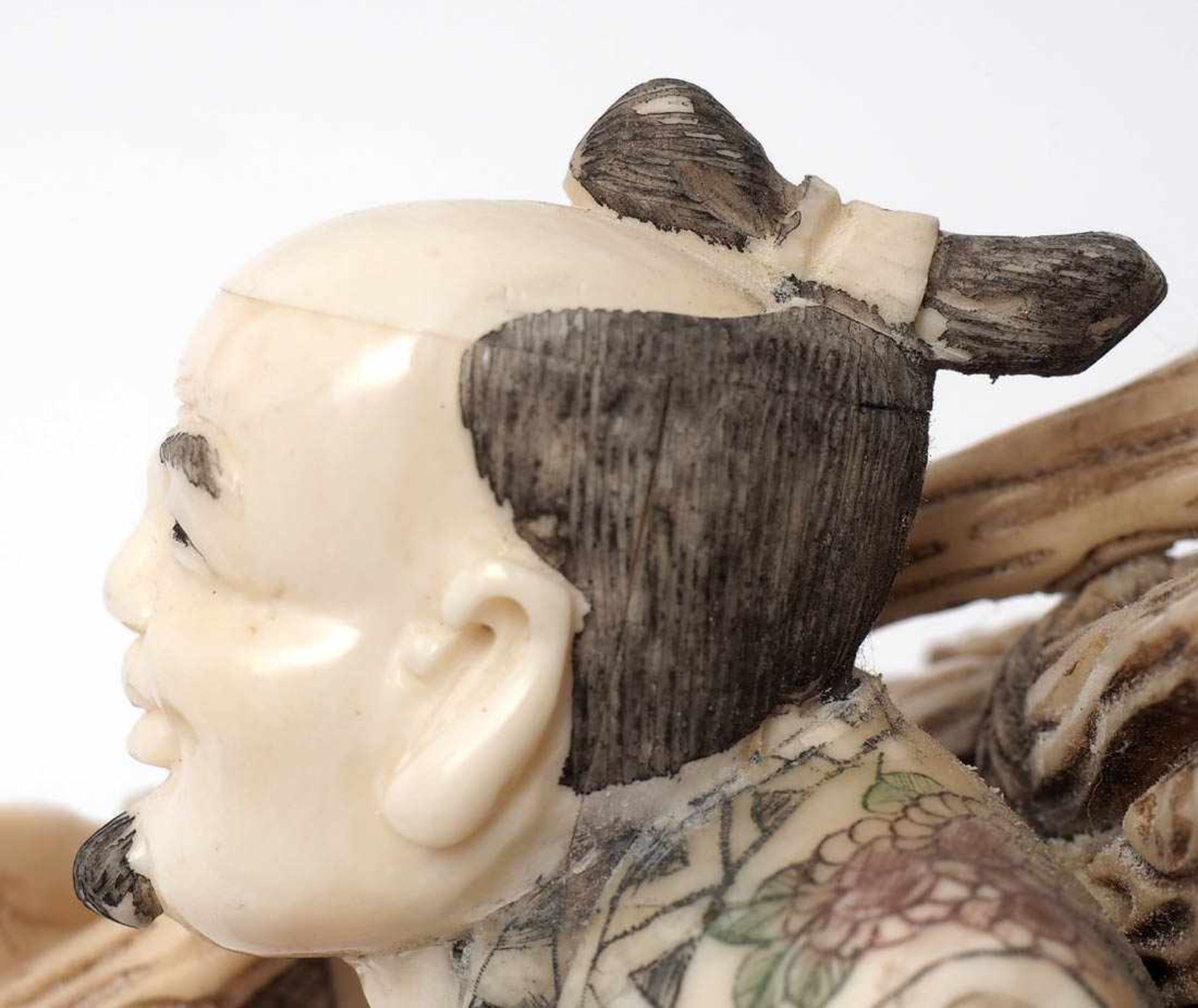 Figurine, ChinaAuf rundem Sockel Bauer mit Holzbündel auf dem Rücken. Vor sich zusammengeschnürtes - Image 6 of 6