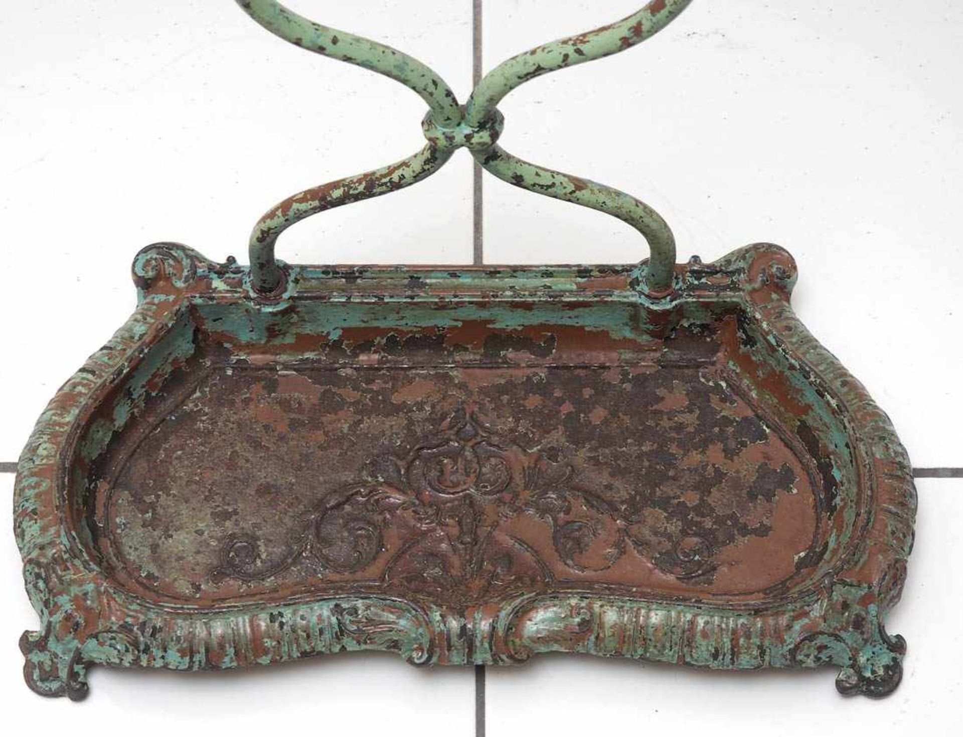 Schirmständer, um 1900Bewegte, reliefierte Bodenplatte, geschwungenes Gestell. Eisen, lackiert. H. - Bild 2 aus 2