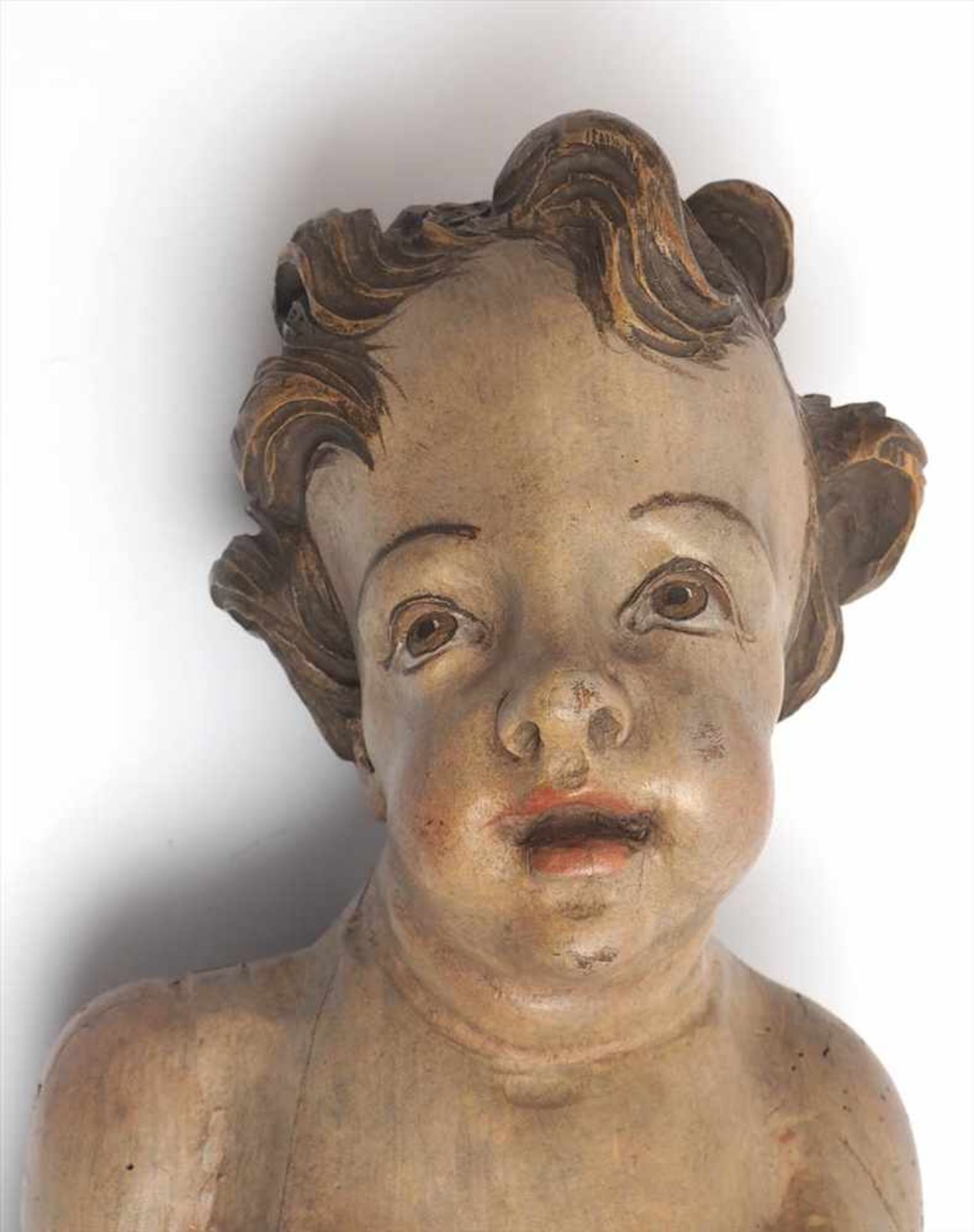 Putto, süddeutsch, 18.Jhdt.In bewegter Haltung, über dem linken Arm ein Tuch haltend. Fein - Bild 2 aus 5