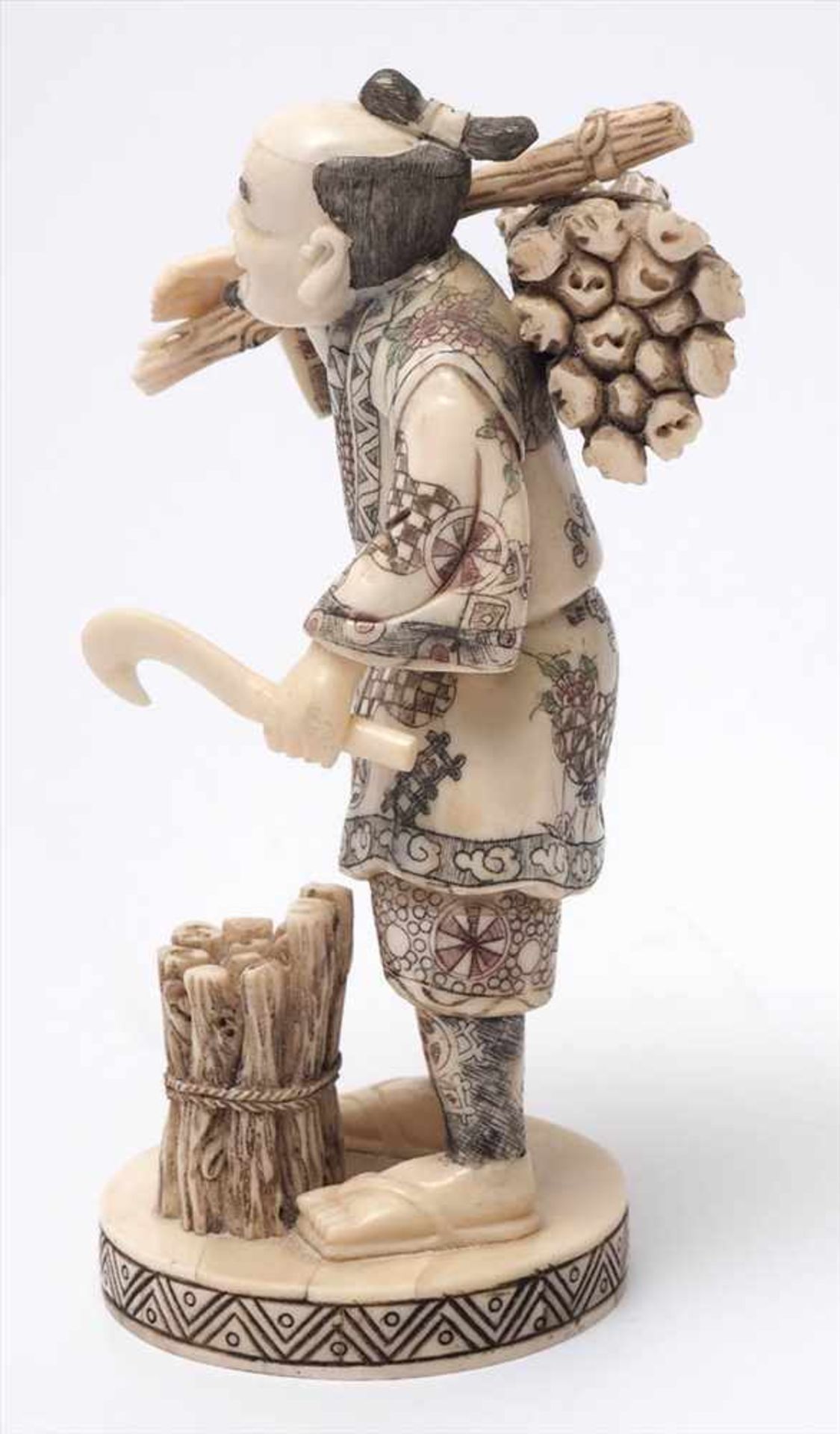 Figurine, ChinaAuf rundem Sockel Bauer mit Holzbündel auf dem Rücken. Vor sich zusammengeschnürtes - Image 2 of 6