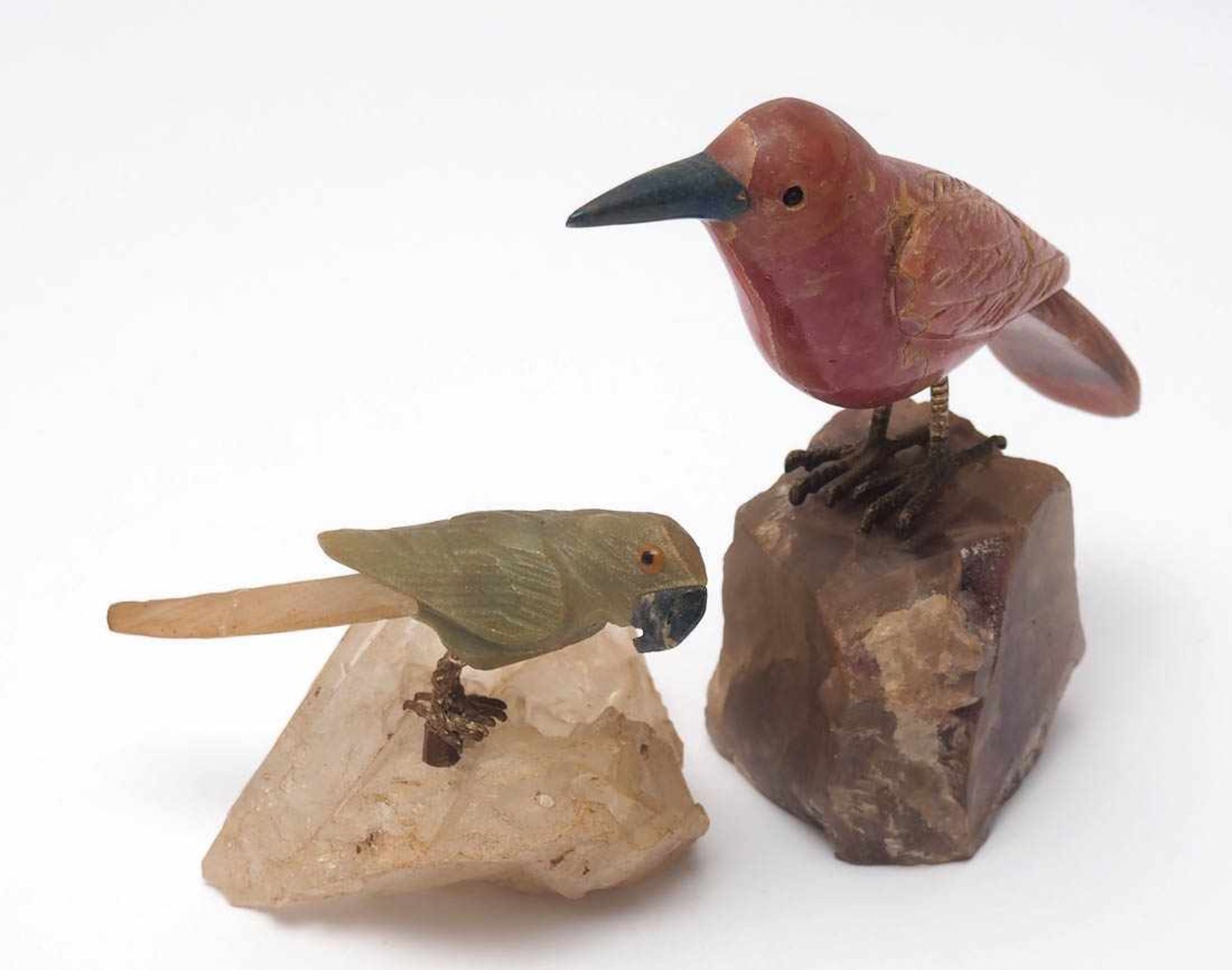 Zwei Halbedelstein-VögelAuf naturalistischem Sockel. Rhodochrosit, Jade etc. Einer geklebt mit