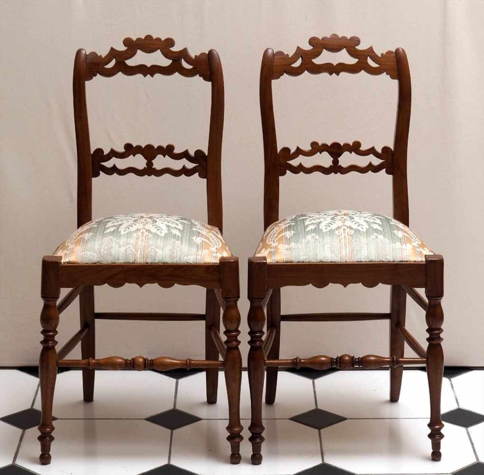 Paar Stühle, 19.Jhdt.Auf zwei gedrechselten und zwei konischen Füßen mit doppelter Versprossung - Image 3 of 3