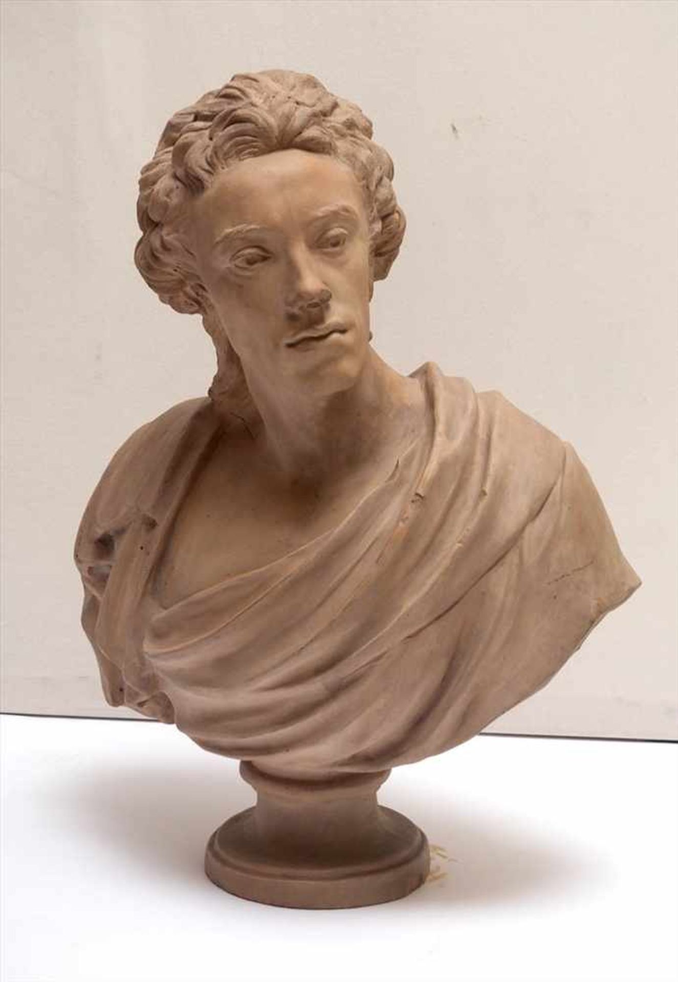 Tonbüste, 18.Jhdt.Auf profiliertem Sockel Büste eines jungen Mannes in römischem Gewand. Nase und - Bild 2 aus 6