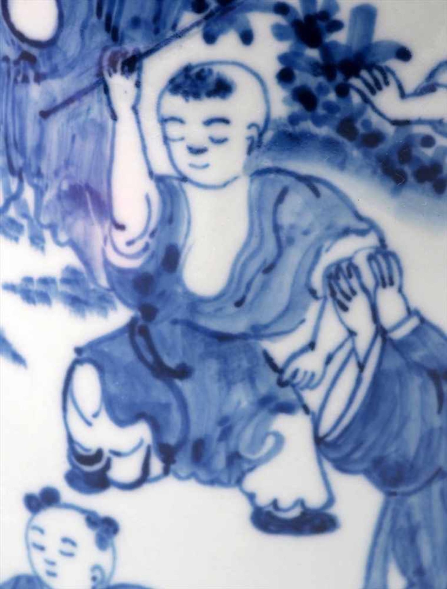 Vase, JapanZylindrische Form mit umgeschlagenem Rand. Auf der Wandung in Blumalerei spielende Kinder - Image 5 of 6