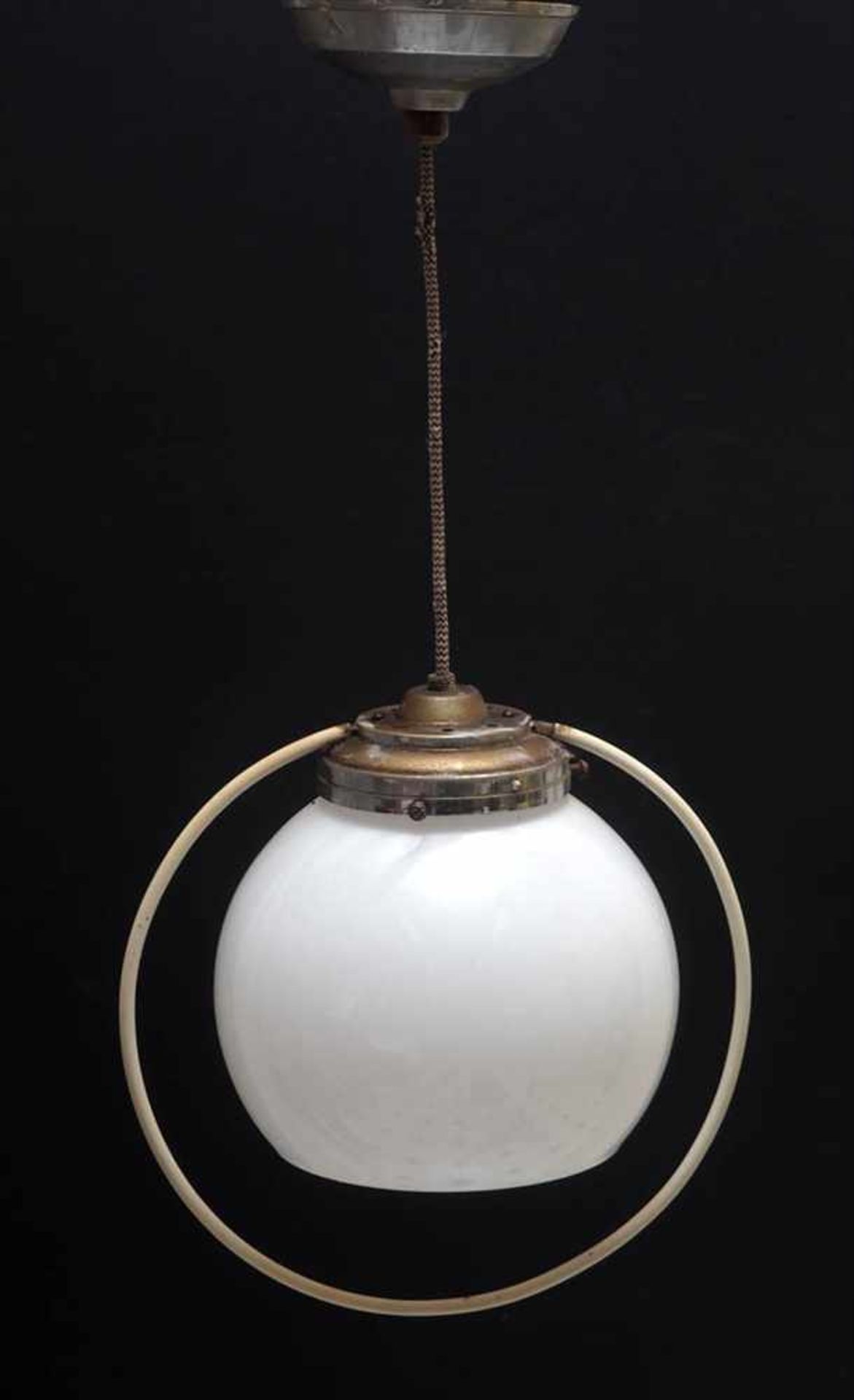 Deckenlampe, 30er JahreAluminiummontierungen, kugeliger Schirm aus Opalinglas. Durchm.19cm.