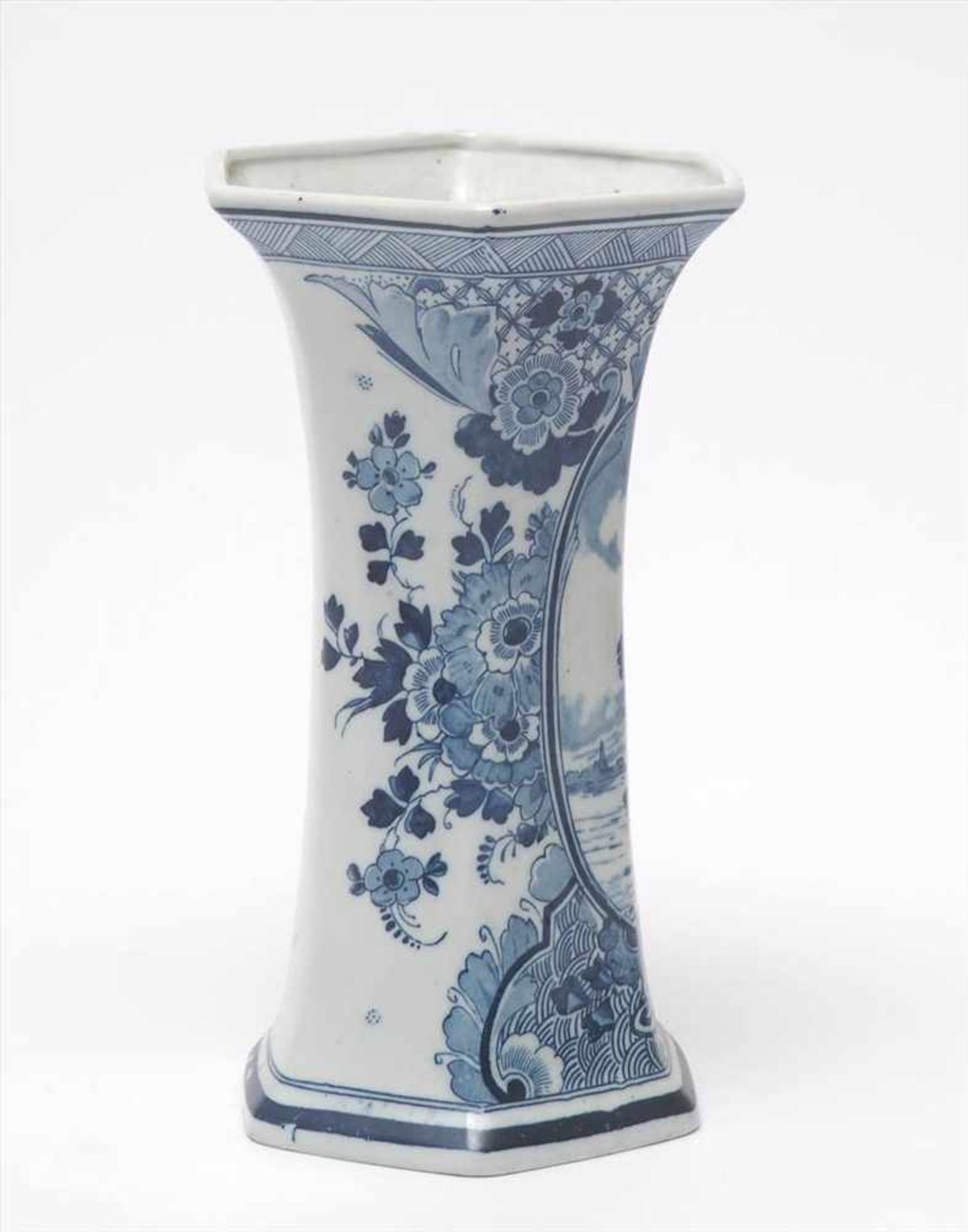 Vase, DelftSechskantige, konische Form. Auf der Wandung in unterglasurblauer Malerei Floraldekor - Bild 2 aus 6