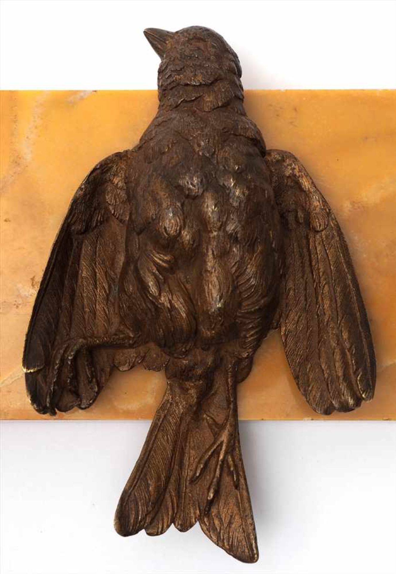 Moigniez, Jules, 1835 - 1894Auf gelbem Marmorsockel ein toter Vogel, auf dem Rücken liegend. Auf der - Bild 2 aus 3
