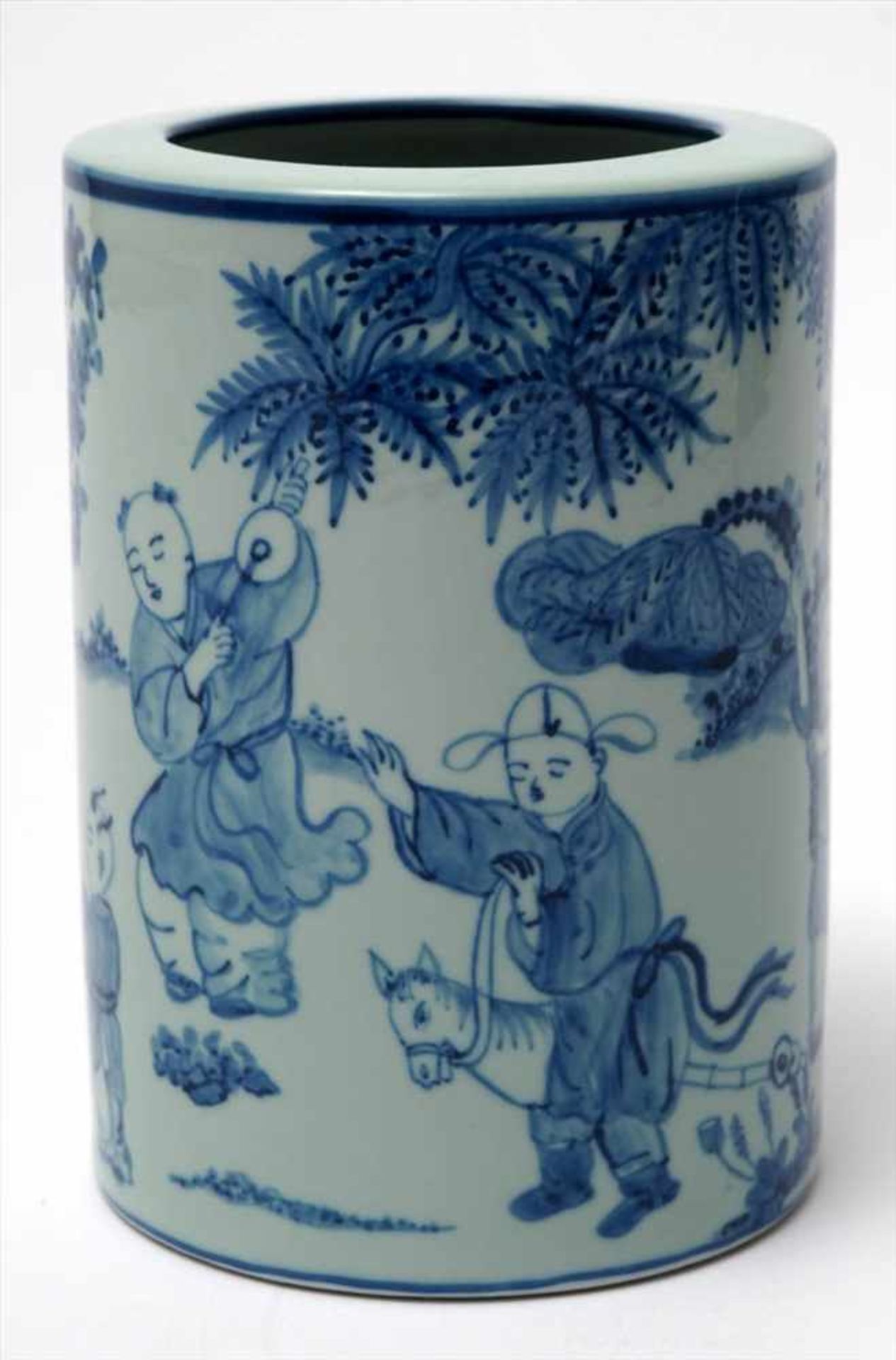 Vase, JapanZylindrische Form mit umgeschlagenem Rand. Auf der Wandung in Blumalerei spielende Kinder - Image 3 of 6
