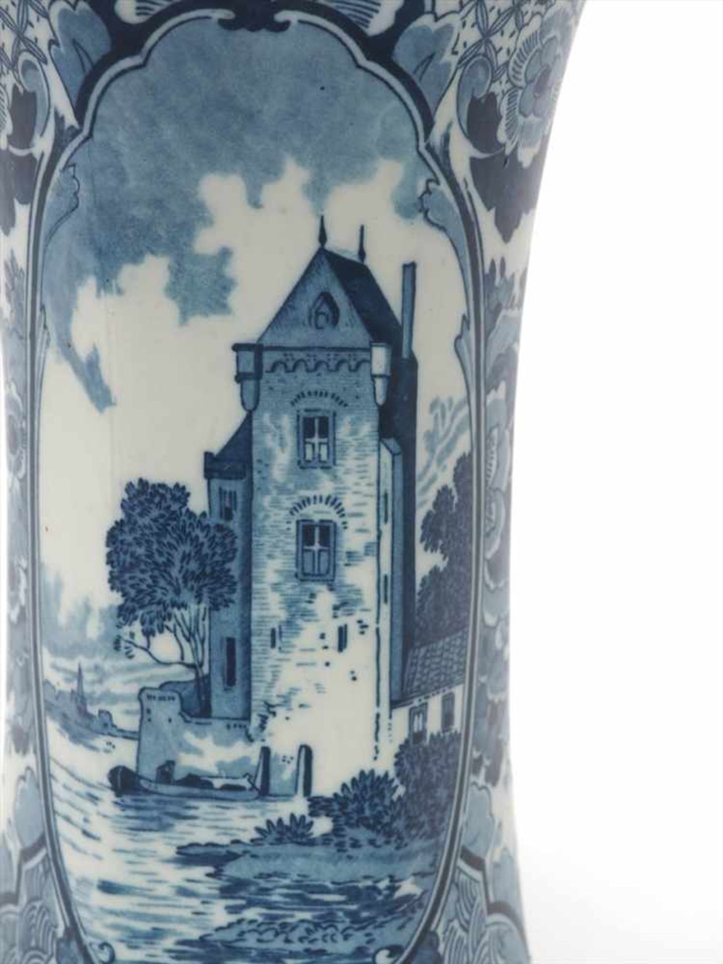 Vase, DelftSechskantige, konische Form. Auf der Wandung in unterglasurblauer Malerei Floraldekor - Image 5 of 6