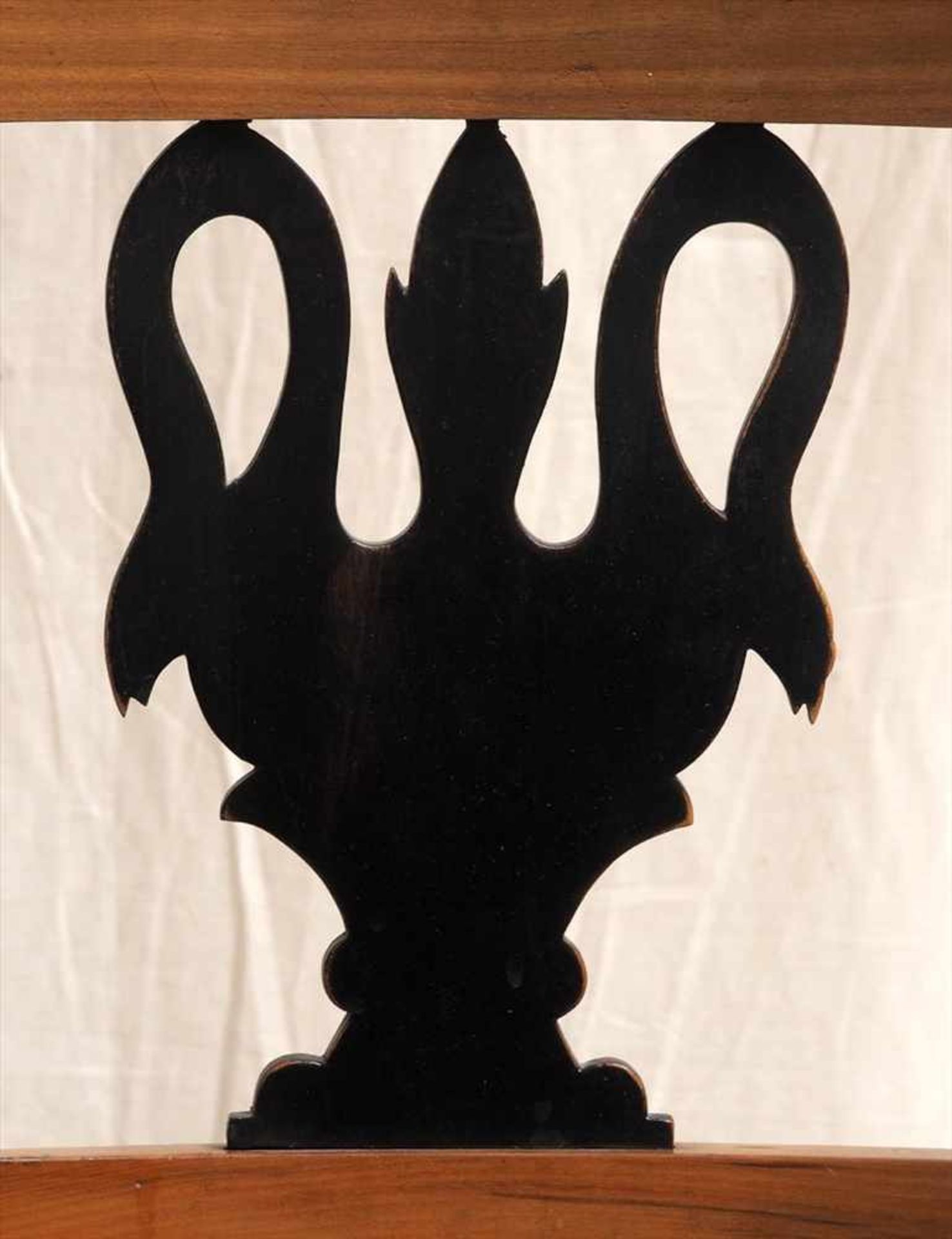 Armlehnstuhl, 1. Hälfte 19.Jhdt.Auf vier konischen, schlanken Füßen trapezförmige, gepolsterte - Bild 3 aus 3