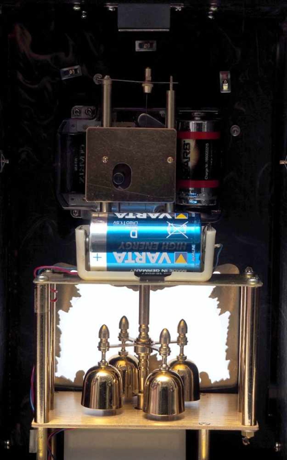PrunkpenduleAuf breitem Messingsockel mit Appliken Uhrenkorpus mit verglastem Drehpendel, darüber - Image 4 of 4