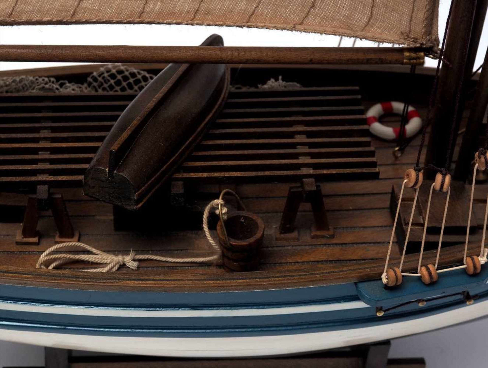 Modell eines FischerbootesHolz, farbig bemalt. H.56, L.52cm. - Image 3 of 3