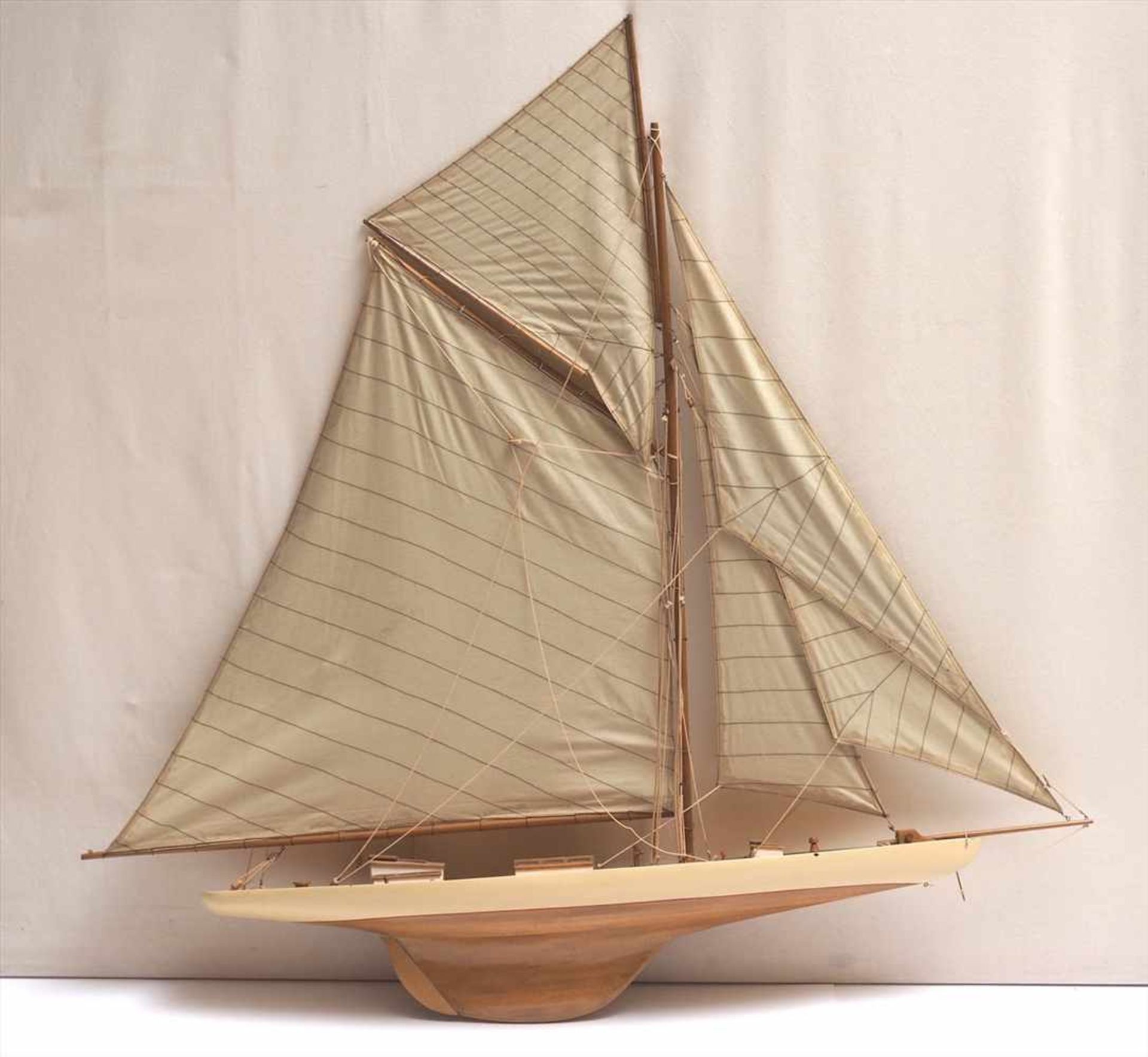 SchiffsmodellModell einer einmastigen Kielyacht. Holz und Leinen. L.112, H.115cm. - Image 2 of 4