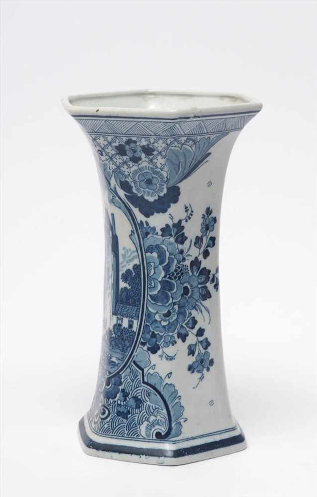 Vase, DelftSechskantige, konische Form. Auf der Wandung in unterglasurblauer Malerei Floraldekor - Image 3 of 6