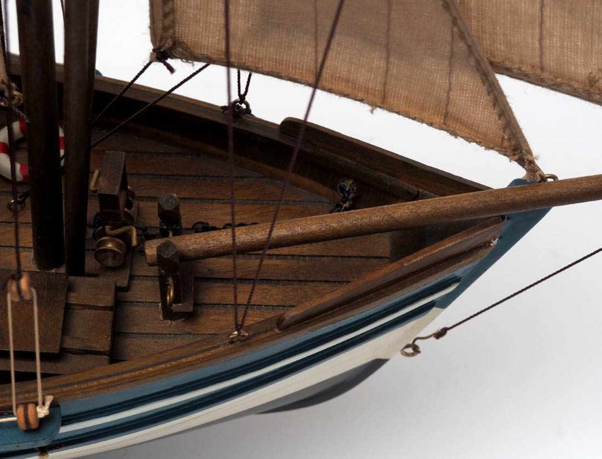 Modell eines FischerbootesHolz, farbig bemalt. H.56, L.52cm. - Bild 2 aus 3