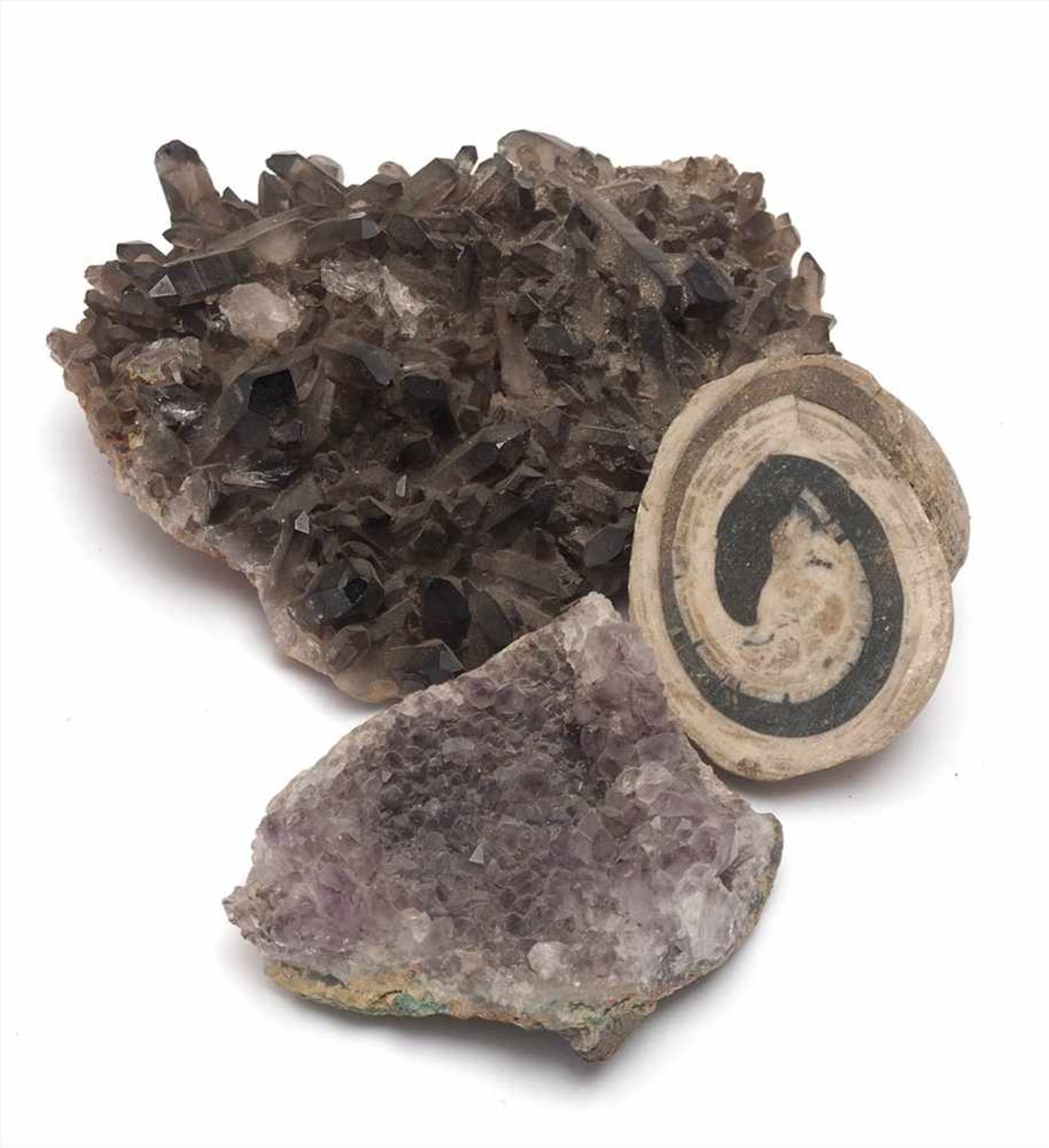 Drei div. MineralienAchatschnecke (Durchm.6,5cm) und zwei Amethystdrusen (Durchm.8 bzw. 14cm).