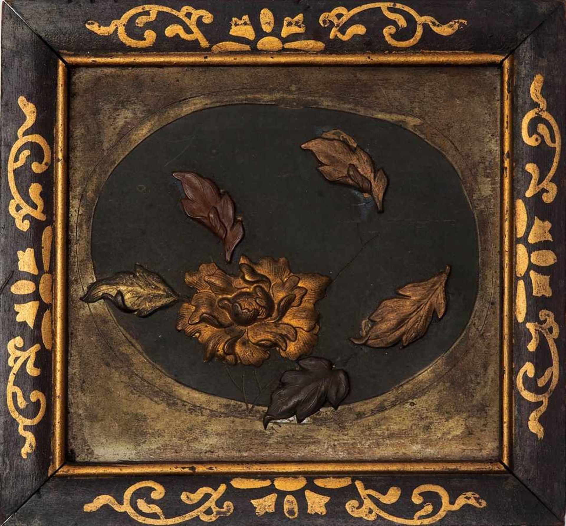 Reliefbild, JapanHolzplatte mit aufgesetzten Blättern und Blüte aus unterschiedlichen Materialien.