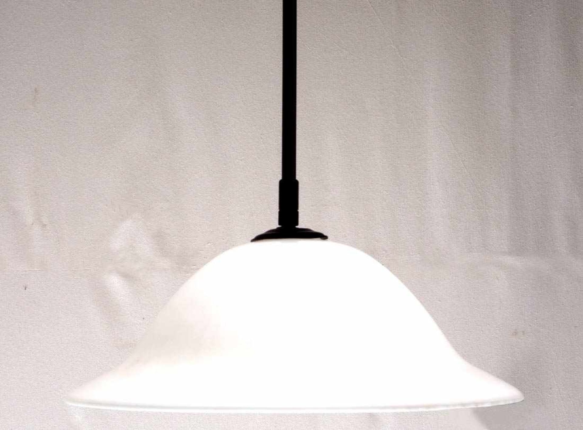 DeckenlampeZylindrischer Aufhängungsstab mit weißem Opalinglasschirm. H. des Stabes 140cm.