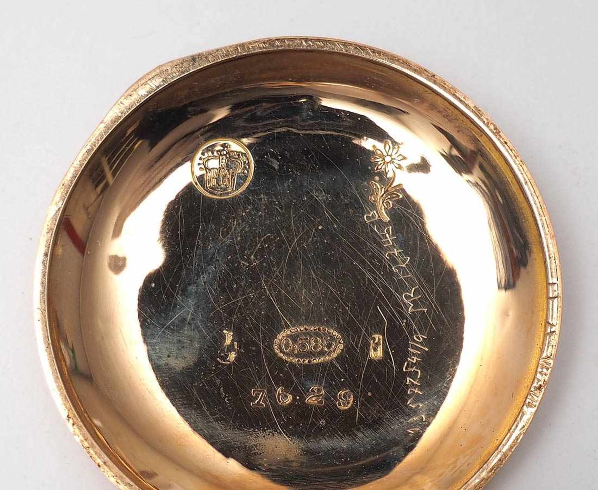 DamentaschenuhrFein graviertes Gehäuse in RG 14kt. Innendeckel aus vergoldetem Metall. Weißes - Image 3 of 4