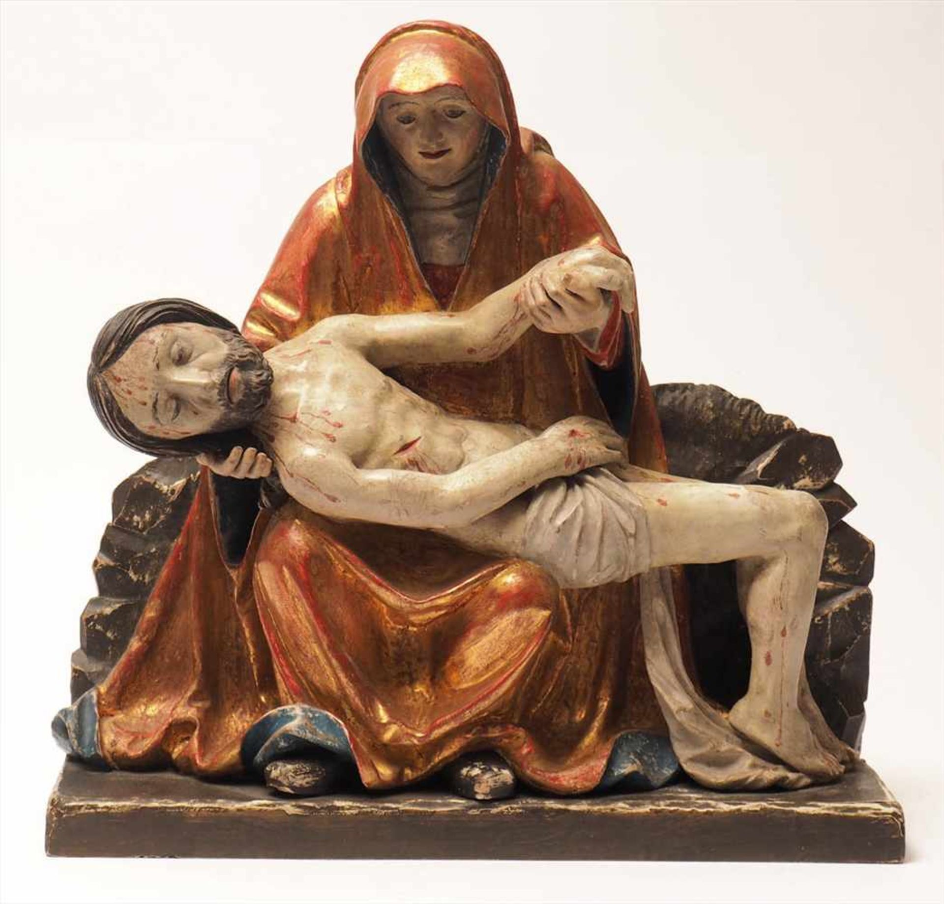 Pieta, süddeutsch, 17./18.Jhdt.Auf rechteckigem Sockel sitzende Muttergottes, den blutüberströmten