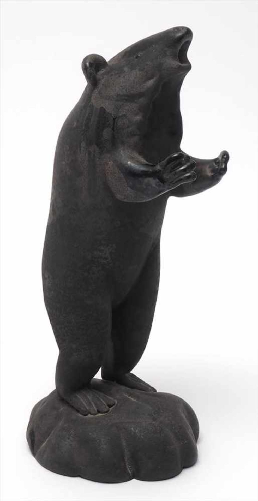 TierskulpturAufrecht stehender Bär. Glas (?). H.35cm.