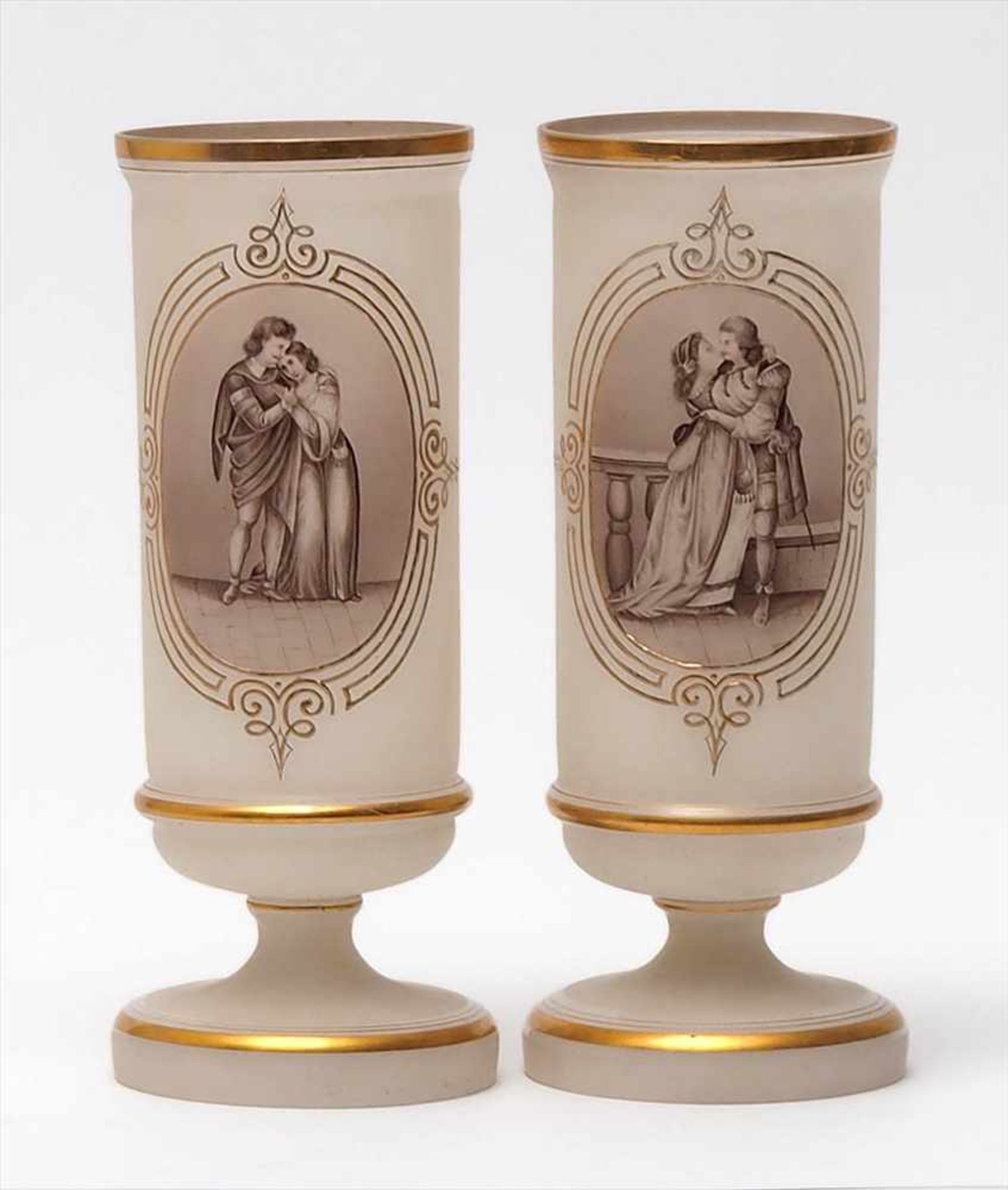 Paar Vasen, um 1900Auf rundem Sockel mit kurzem Schaft zylindrischer Korpus. Auf der Schauseite
