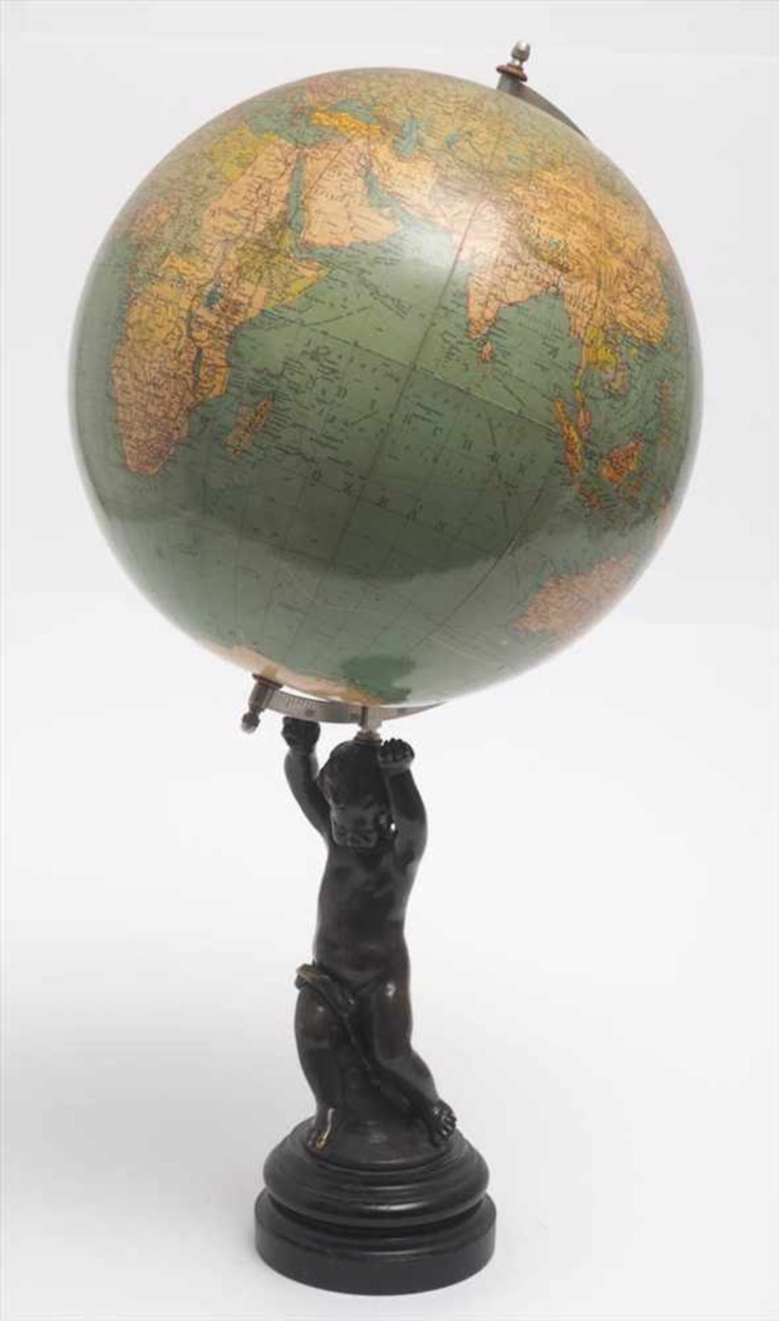 Globus, um 1920Auf rundem, gegliedertem Marmorsockel bronzener Putto in bewegter Haltung, auf dem