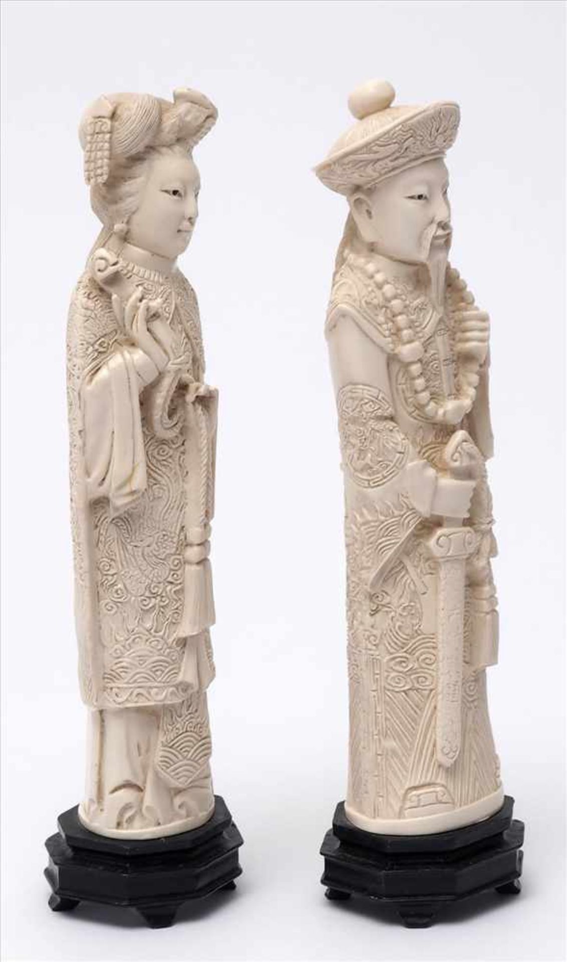 Figurenpaar, ChinaVornehm gekleideter Chinese und Chinesin. Bein. H.22,5cm ohne Sockel. - Bild 2 aus 5