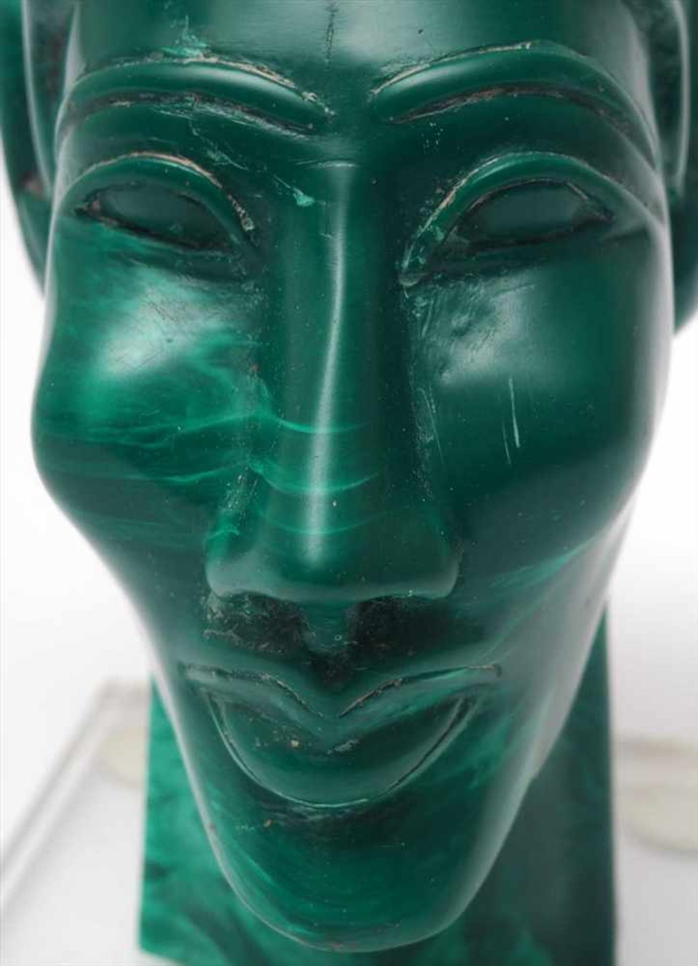 MuseumsreplikPortraitkopf des Pharaos Echnaton. Auf Acrylglassockel. H.24cm. - Image 3 of 3