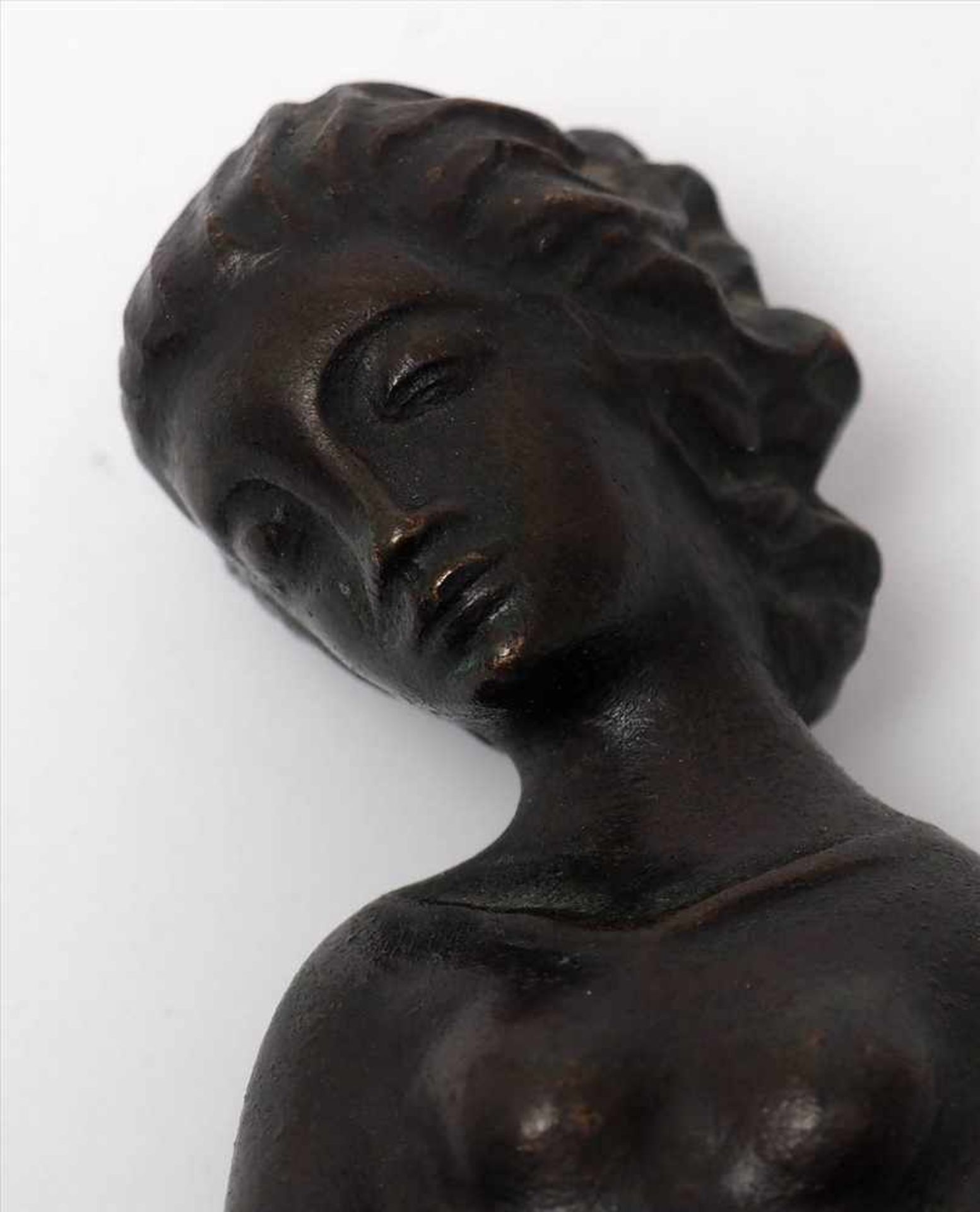 Kniendes MädchenMit nachdenklichem Blick. Bronze, braun patiniert. H.9cm. - Image 2 of 2