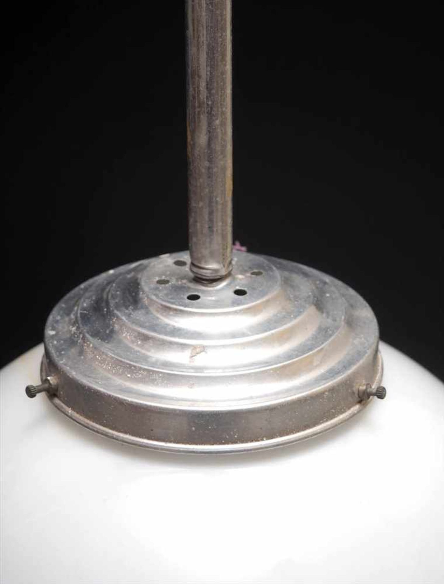 Deckenlampe, 30er/50er JahreAluminiummontierung. Großer, kugeliger Schirm aus weißem Opalinglas. - Bild 3 aus 3