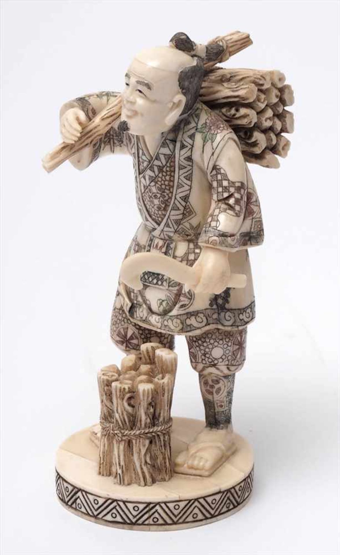 Figurine, ChinaAuf rundem Sockel Bauer mit Holzbündel auf dem Rücken. Vor sich zusammengeschnürtes