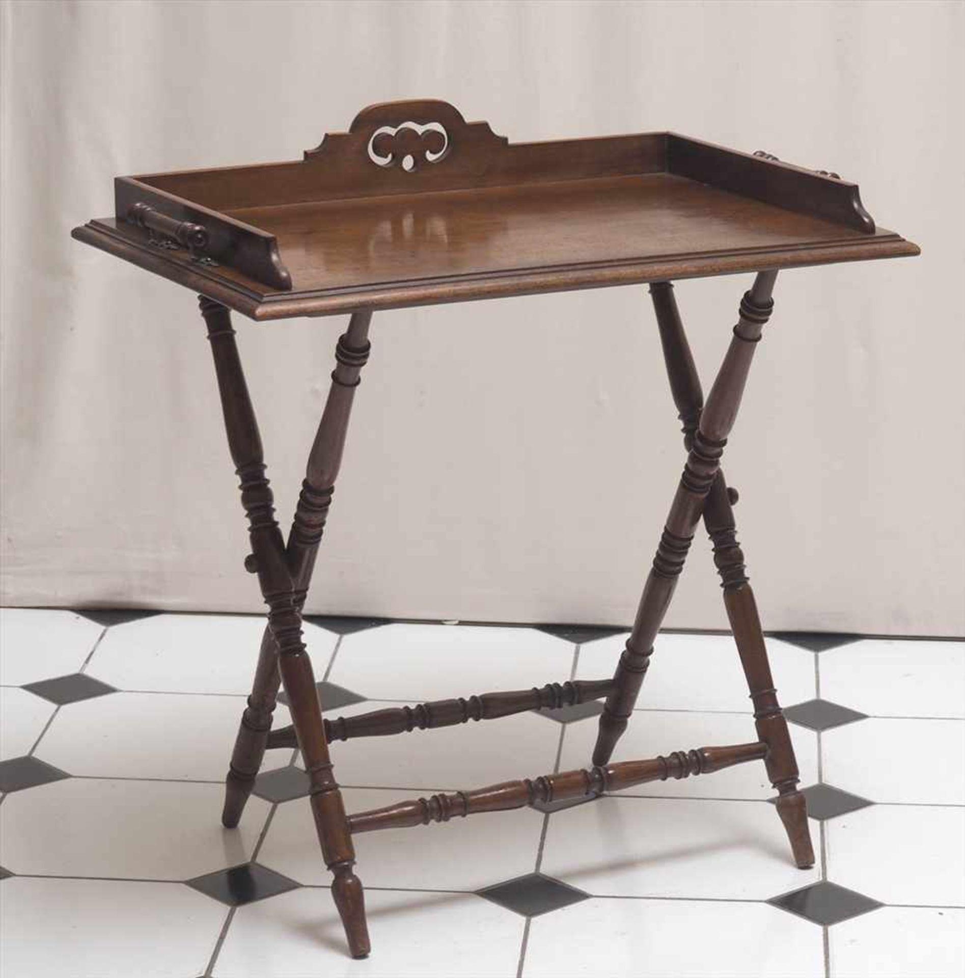 Butler´s table, um 1900Auf gedrechseltem Scherengestell profiliertes Tablett mit dreiseitiger